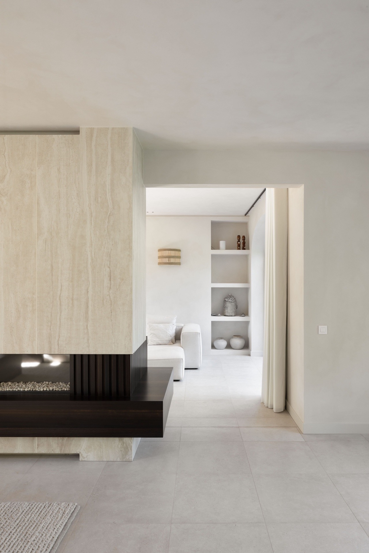 microtopping interno: vista dal soggiorno con nicchie integrate e accenti a lamelle scure, pareti intonacate, Luxury, Design, Exclusive, Modern, Custom Made, Special, Beautiful