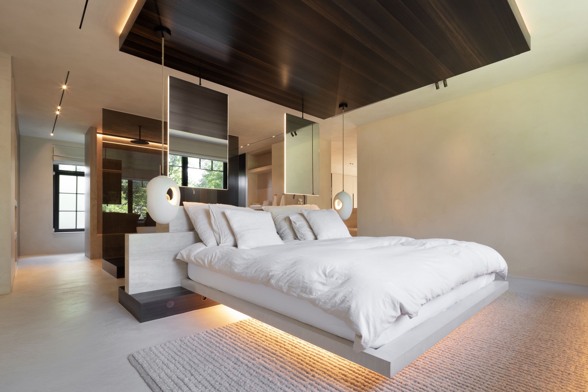 microtopping interno: camera da letto con grande finestra, accento di soffitto in legno e letto minimalista, Luxury, Design, Exclusive, Modern, Custom Made, Special, Beautiful