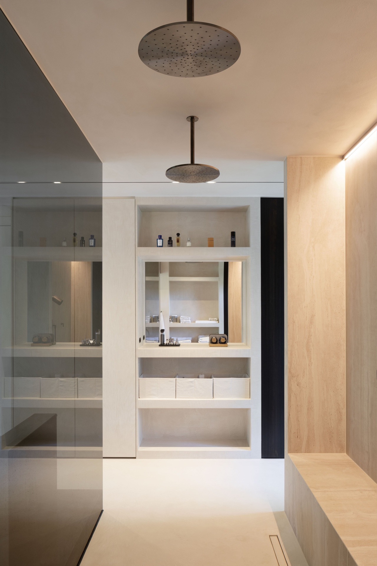 microtopping interno: walk-in con armadi a muro integrati, divisorio in vetro e panca in nicchia in un interno chiaro, Luxury, Design, Exclusive, Modern, Custom Made, Special, Beautiful