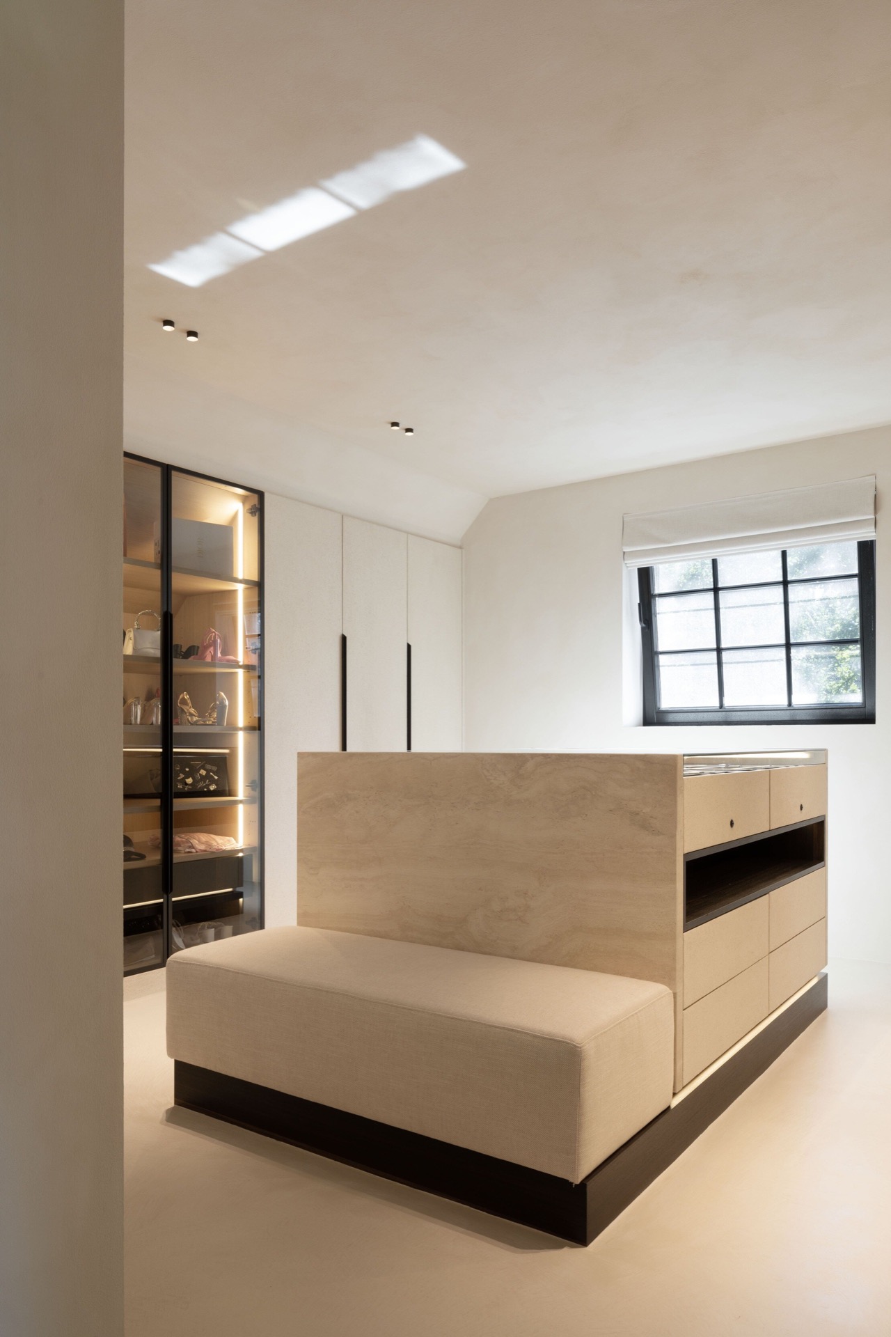 microtopping interno: deposito bagno con divisorio in vetro e nicchie integrate illuminate in interno minimalista, Luxury, Design, Exclusive, Modern, Custom Made, Special, Beautiful