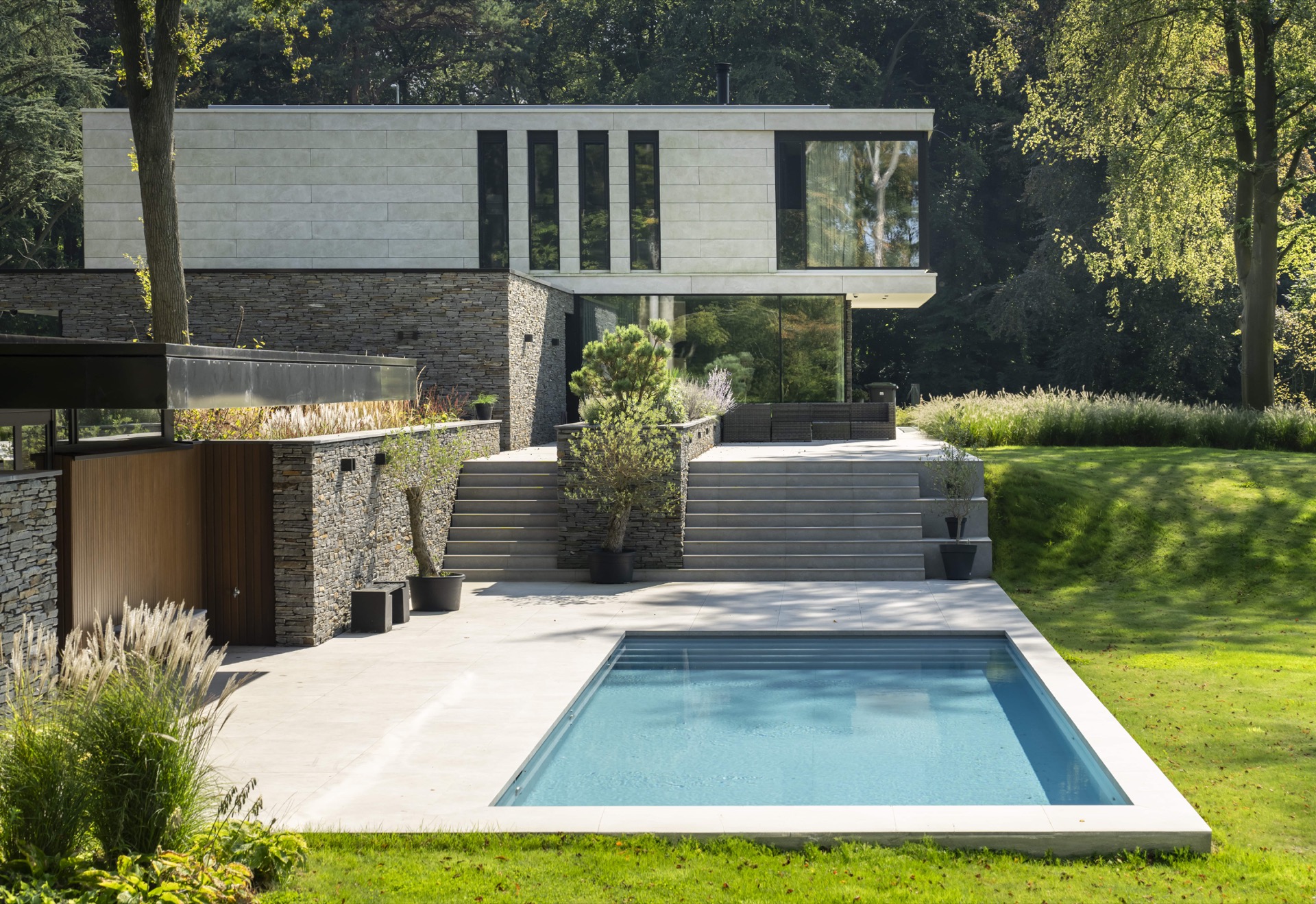 piscina skimmer rivestimento grigio chiaro: piscina e terrazza con facciata moderna, gradini in pietra naturale e, Luxury, Design, Exclusive, Modern, Custom Made, Special, Beautiful