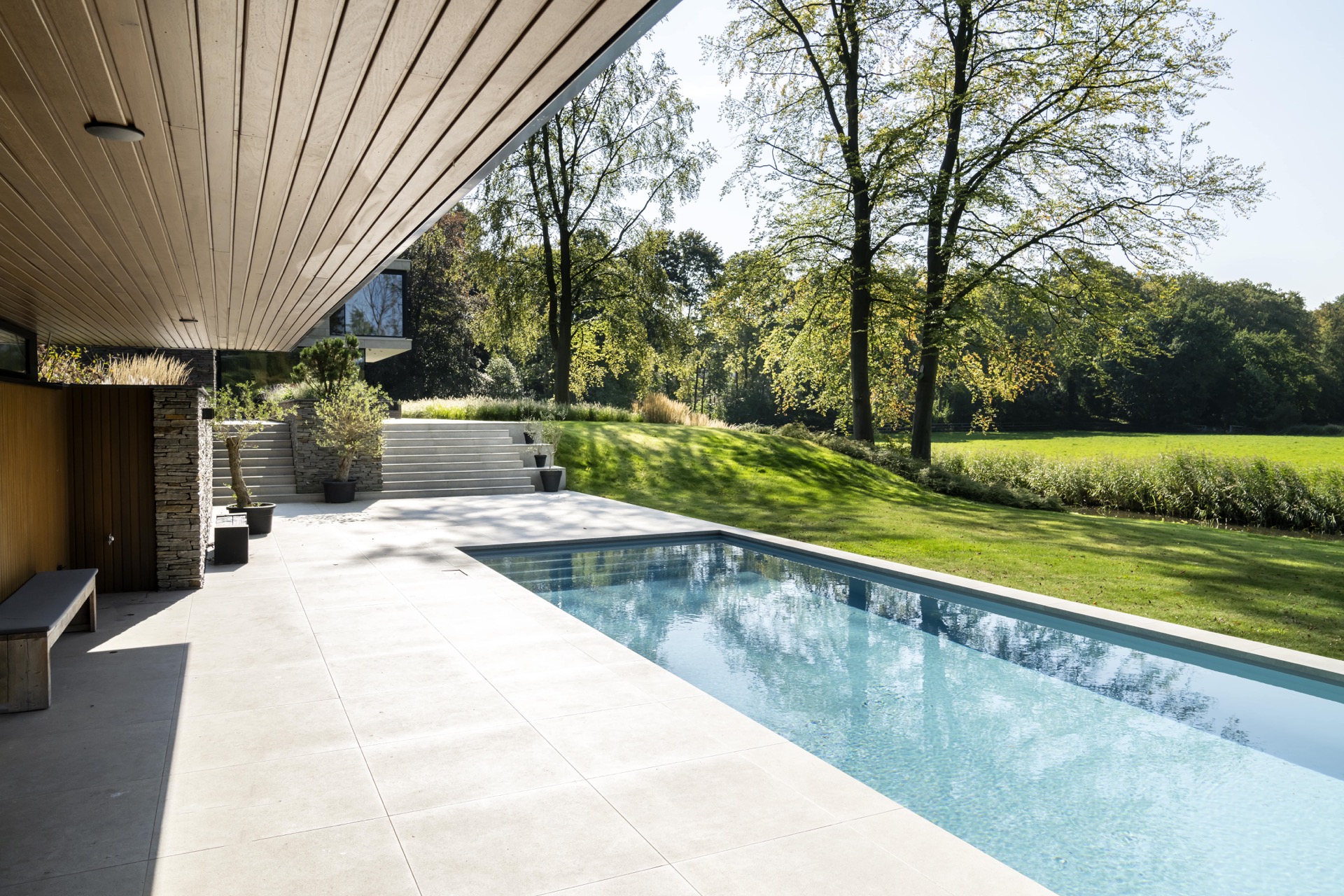 piscina skimmer rivestimento grigio chiaro: vista dalla terrazza verso una piscina moderna con gradini in pietra naturale e, Luxury, Design, Exclusive, Modern, Custom Made, Special, Beautiful