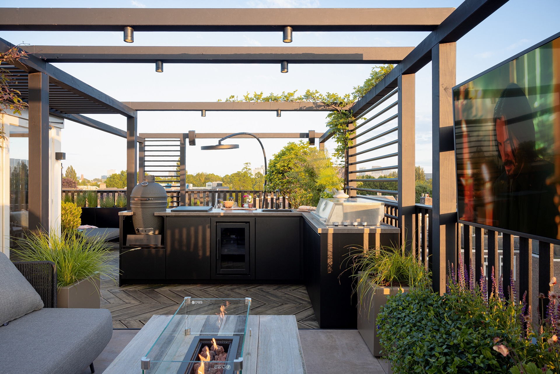 terrazza sul tetto di lusso con cucina esterna e tavolo fuoco: cucina esterna moderna con griglia e pergola con faretti su, Luxury, Design, Exclusive, Modern, Custom Made, Special, Beautiful
