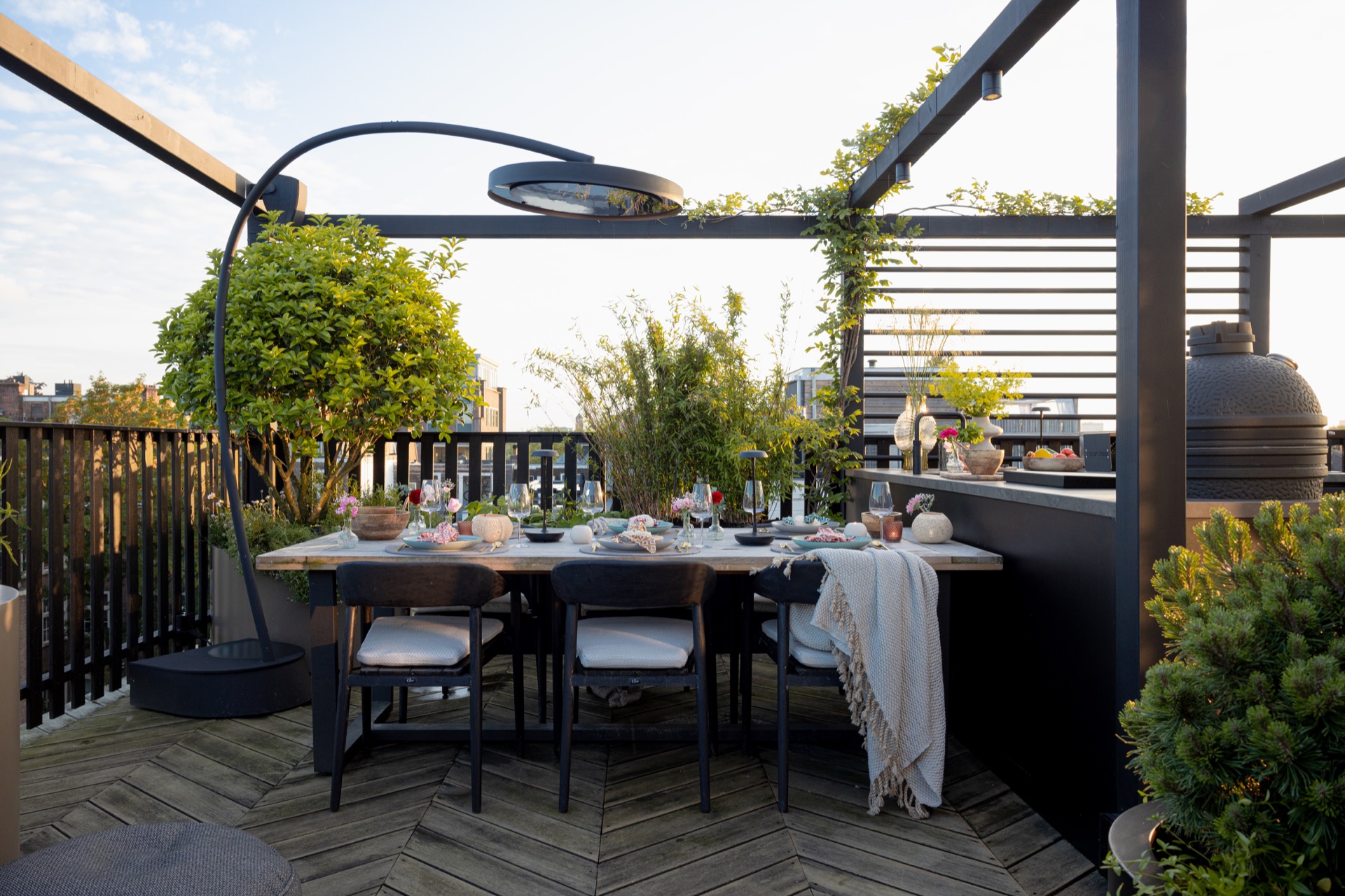 terrazza sul tetto di lusso con cucina esterna e tavolo fuoco: zona pranzo in terrazza sul tetto con ringhiera e vista sulla, Luxury, Design, Exclusive, Modern, Custom Made, Special, Beautiful