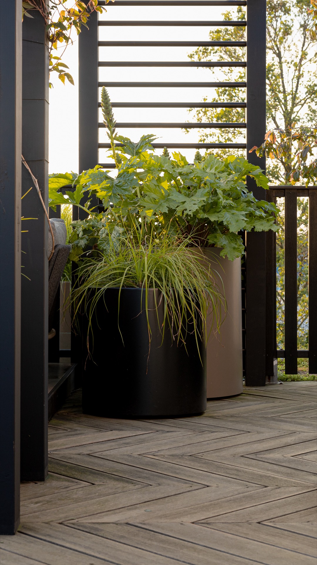 terrazza sul tetto di lusso con cucina esterna e tavolo fuoco: grande fioriera rotonda con erbe ornamentali su terrazza sul, Luxury, Design, Exclusive, Modern, Custom Made, Special, Beautiful