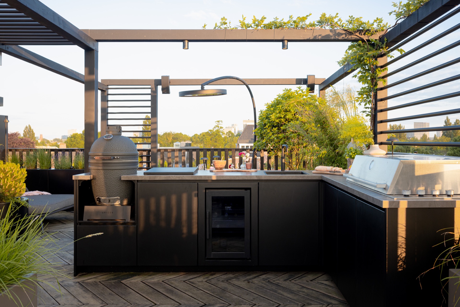 terrazza sul tetto di lusso con cucina esterna e tavolo fuoco: primo piano di cucina esterna moderna con griglia e piano di, Luxury, Design, Exclusive, Modern, Custom Made, Special, Beautiful