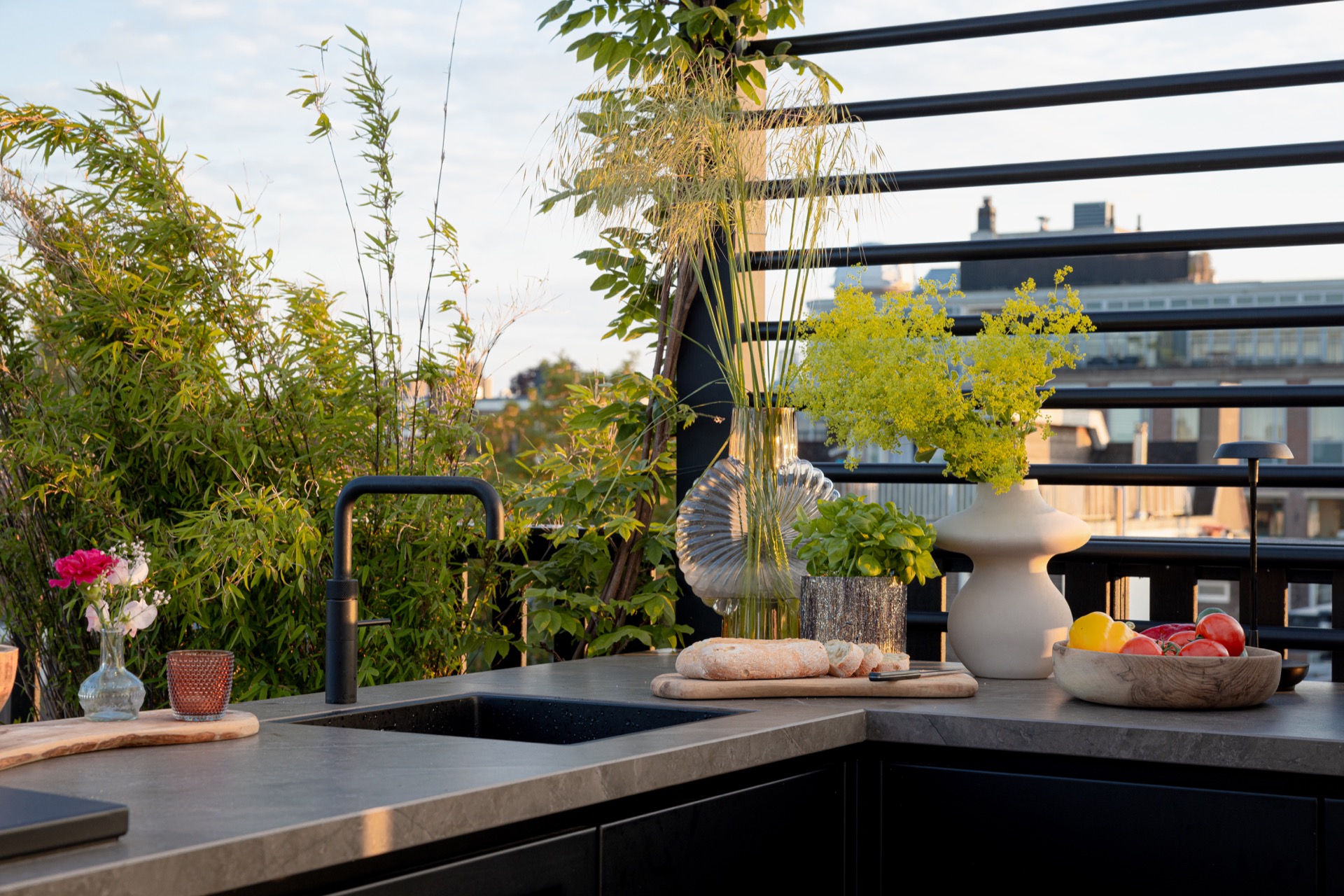 terrazza sul tetto di lusso con cucina esterna e tavolo fuoco: piantagione con erba ornamentale lungo il bordo vicino alla, Luxury, Design, Exclusive, Modern, Custom Made, Special, Beautiful