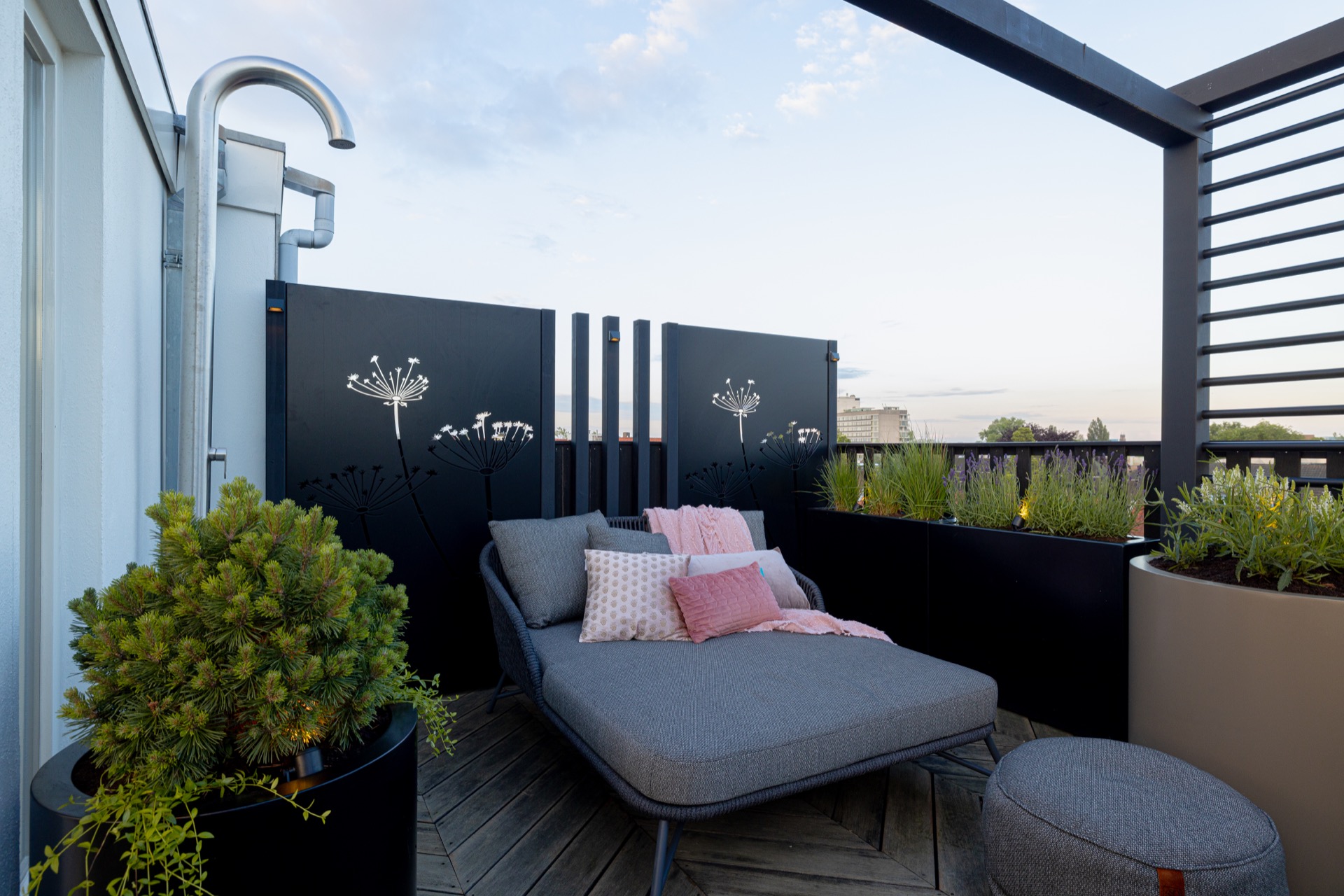 terrazza sul tetto di lusso con cucina esterna e tavolo fuoco: area lounge su terrazza sul tetto con panca e parete scura, Luxury, Design, Exclusive, Modern, Custom Made, Special, Beautiful