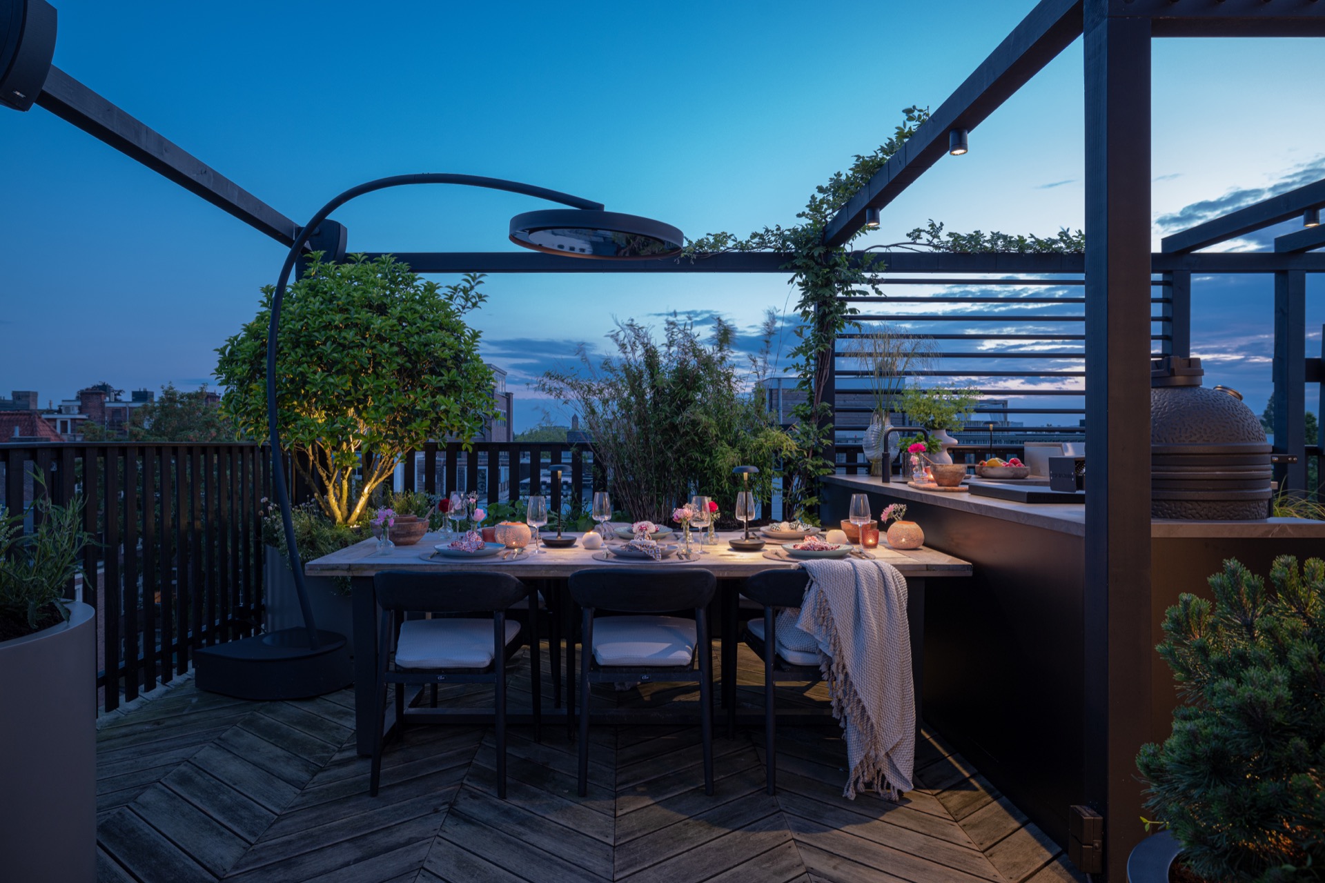 terrazza sul tetto di lusso con cucina esterna e tavolo fuoco: vista serale della terrazza sul tetto con lounge, tavolo del, Luxury, Design, Exclusive, Modern, Custom Made, Special, Beautiful
