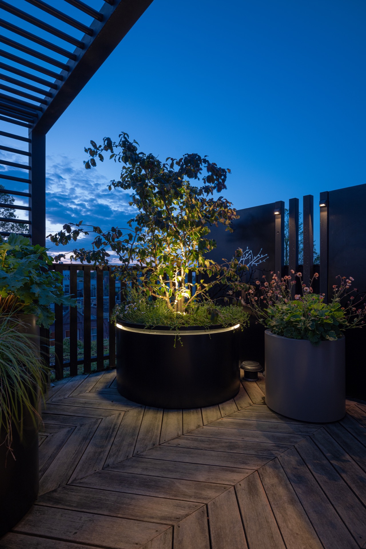 terrazza sul tetto di lusso con cucina esterna e tavolo fuoco: terrazza sul tetto di notte con cucina esterna, tavolo del, Luxury, Design, Exclusive, Modern, Custom Made, Special, Beautiful