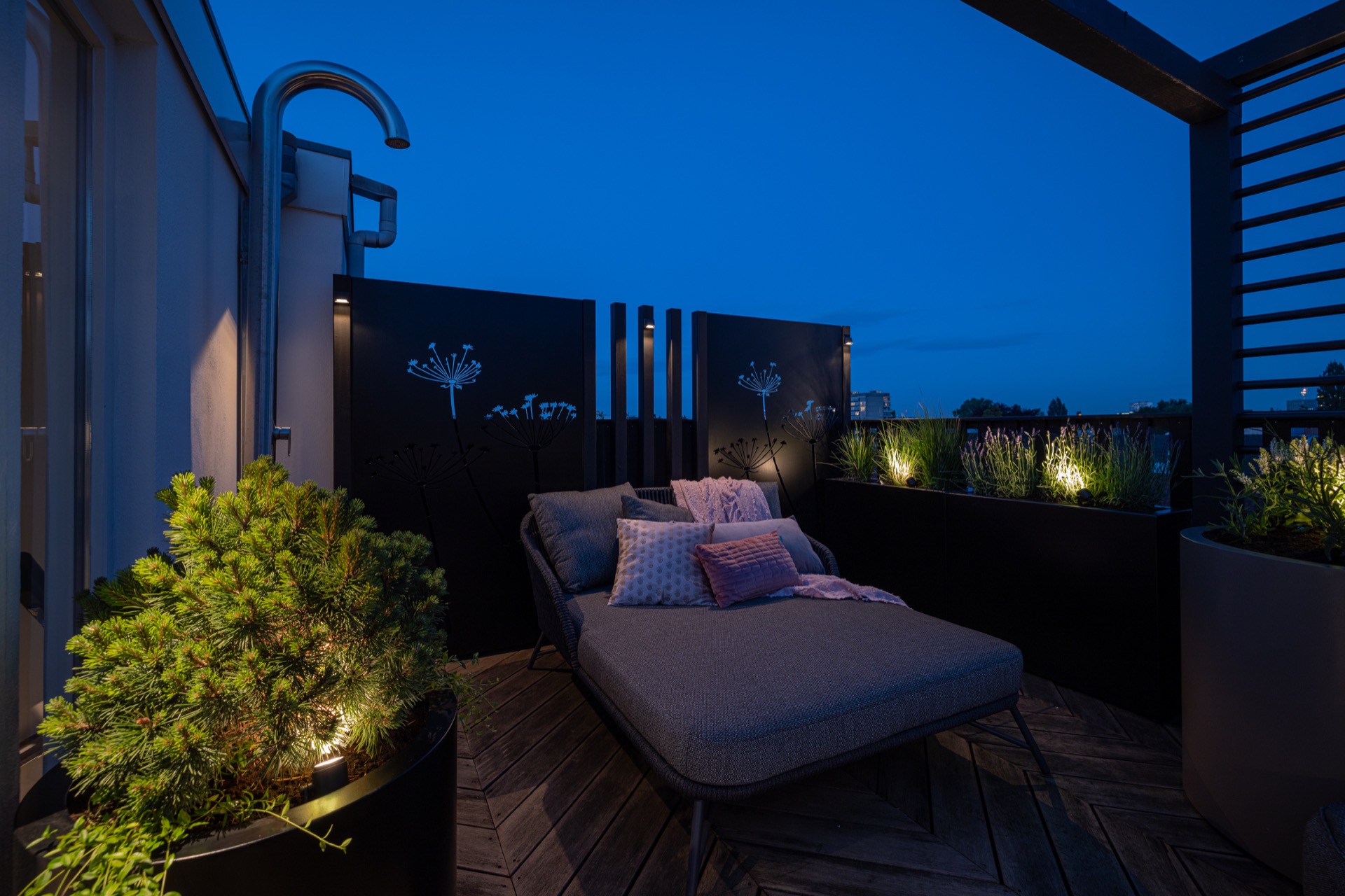 terrazza sul tetto di lusso con cucina esterna e tavolo fuoco: terrazza sul tetto di lusso con tavolo del fuoco e cucina, Luxury, Design, Exclusive, Modern, Custom Made, Special, Beautiful