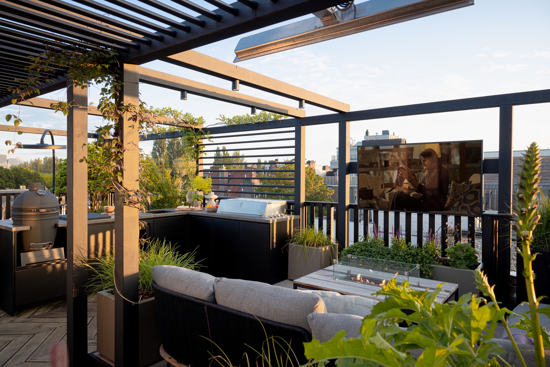 terrazza sul tetto di lusso con cucina esterna e tavolo fuoco: terrazza sul tetto con cucina esterna e tavolo del fuoco, Luxury, Design, Exclusive, Modern, Custom Made, Special, Beautiful