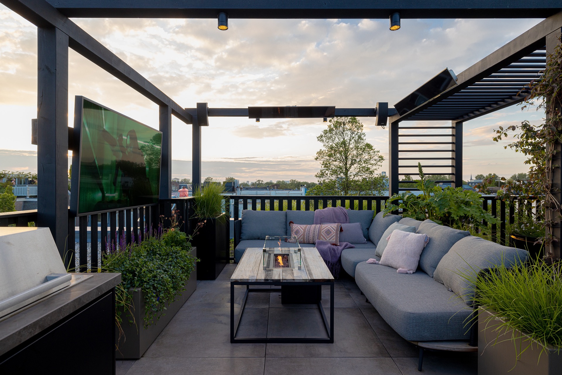 terrazza sul tetto di lusso con cucina esterna e tavolo fuoco: angolo lounge su terrazza sul tetto con divano ad angolo e, Luxury, Design, Exclusive, Modern, Custom Made, Special, Beautiful