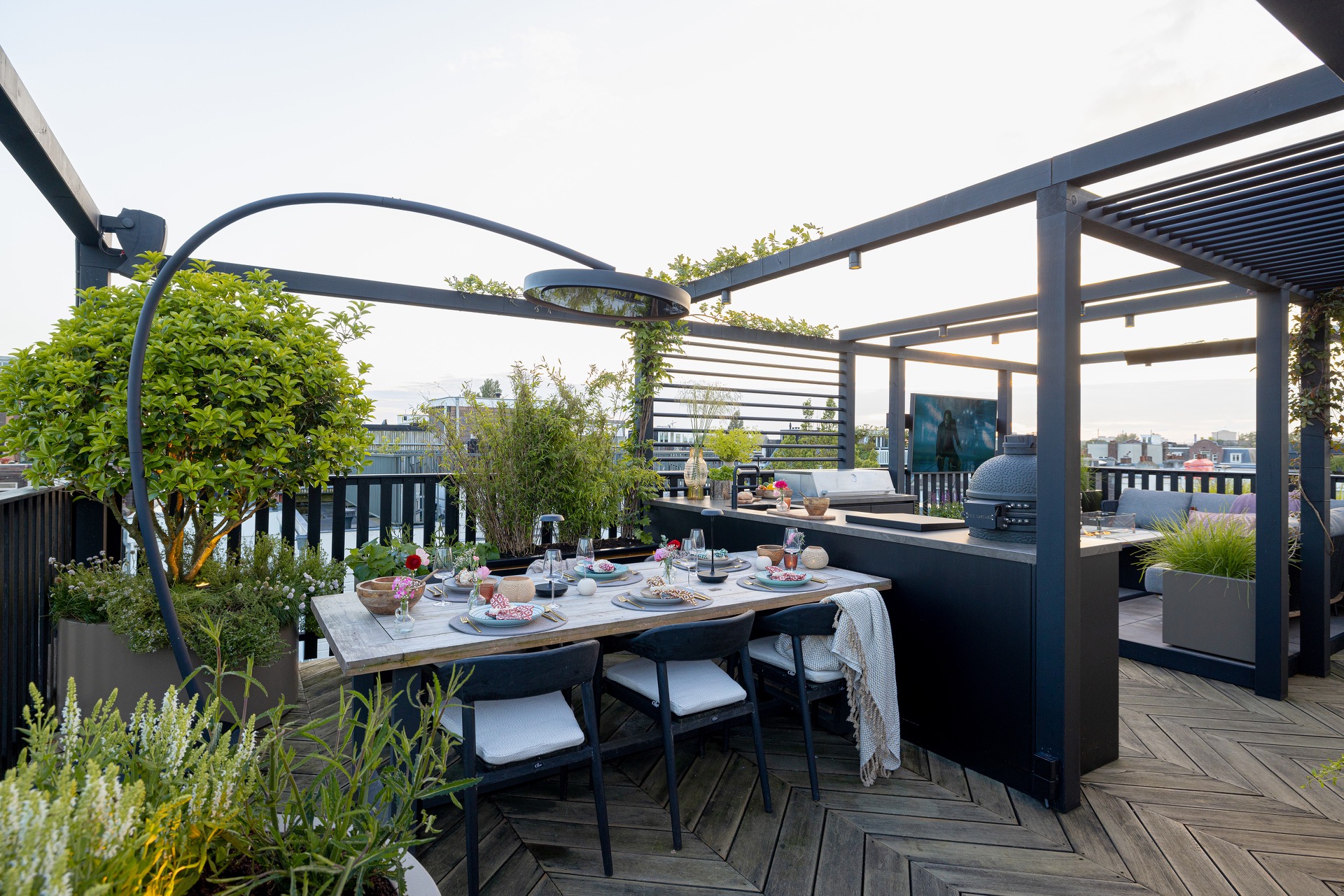 terrazza sul tetto di lusso con cucina esterna e tavolo fuoco: zona pranzo in terrazza sul tetto con tavolo e cucina esterna, Luxury, Design, Exclusive, Modern, Custom Made, Special, Beautiful