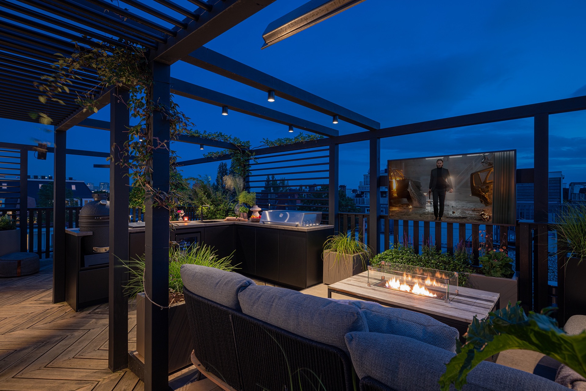 terrazza sul tetto di lusso con cucina esterna e tavolo fuoco: dettaglio serale della cucina esterna con barbecue e faretti, Luxury, Design, Exclusive, Modern, Custom Made, Special, Beautiful