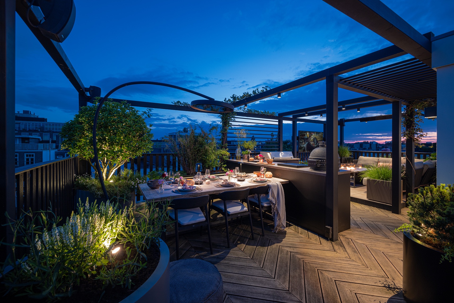 terrazza sul tetto di lusso con cucina esterna e tavolo fuoco: terrazza sul tetto di lusso con pergola, tavolo e cucina, Luxury, Design, Exclusive, Modern, Custom Made, Special, Beautiful