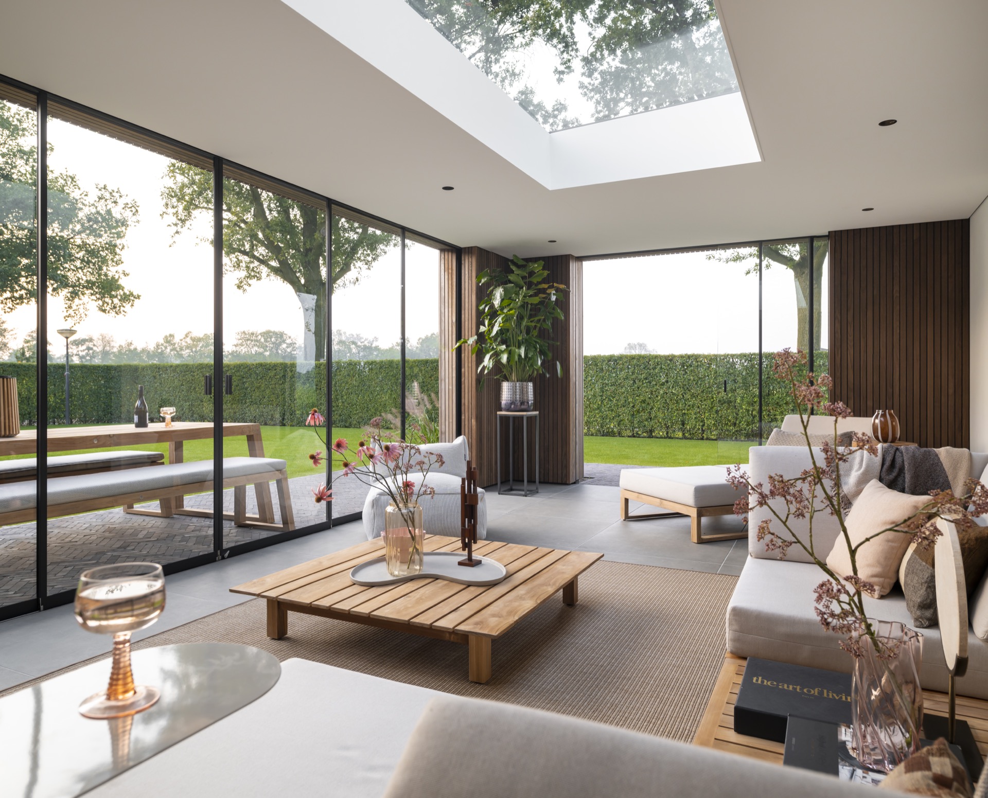 camera esterna con lucernario: buitenkamer con grandi vetrate verso il giardino e pareti con doghe in legno, Luxury, Design, Exclusive, Modern, Custom Made, Special, Beautiful