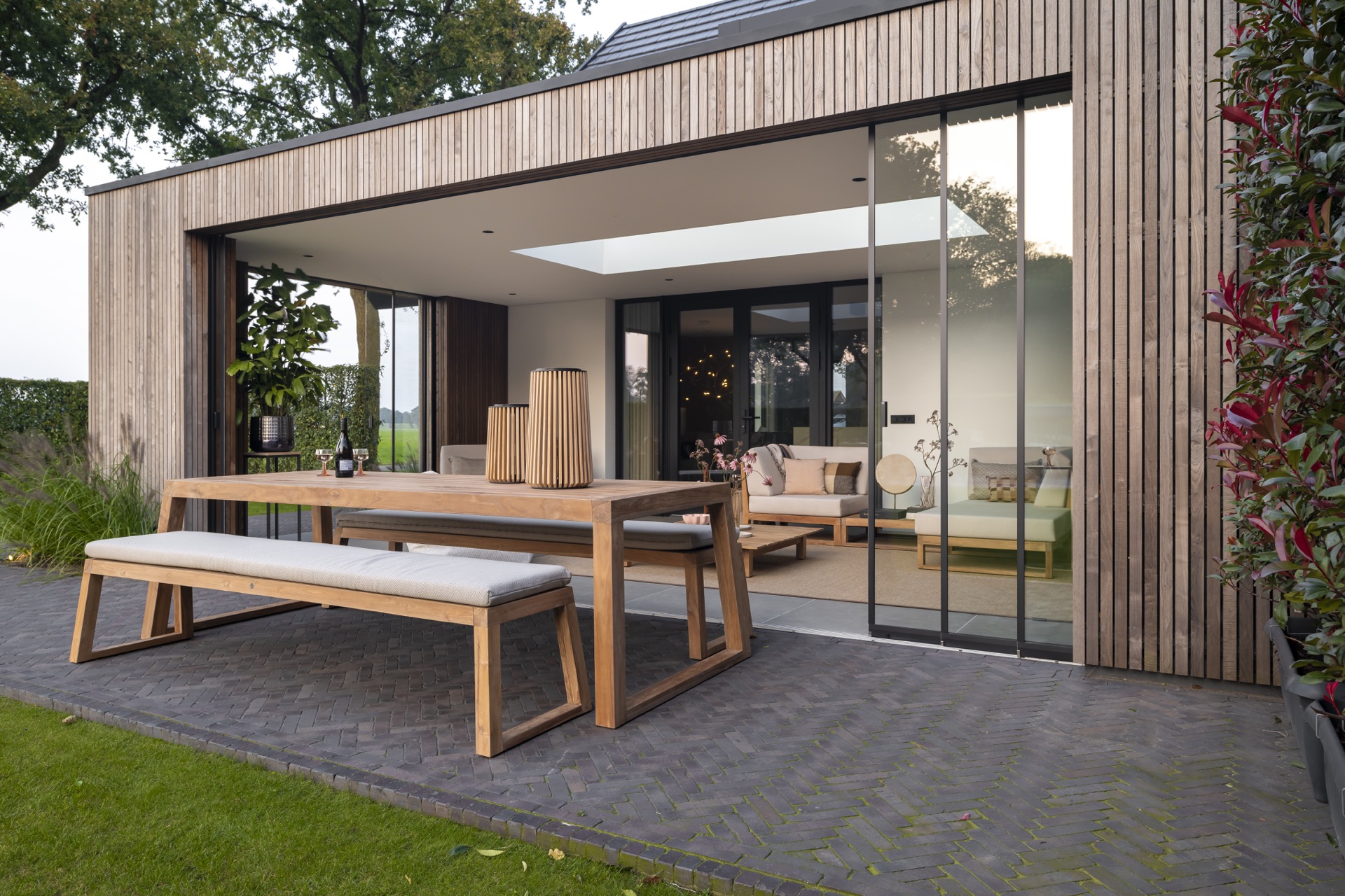 camera esterna con lucernario: vista esterna della buitecamera con pensilina, doghe in legno e facciata in vetro, Luxury, Design, Exclusive, Modern, Custom Made, Special, Beautiful