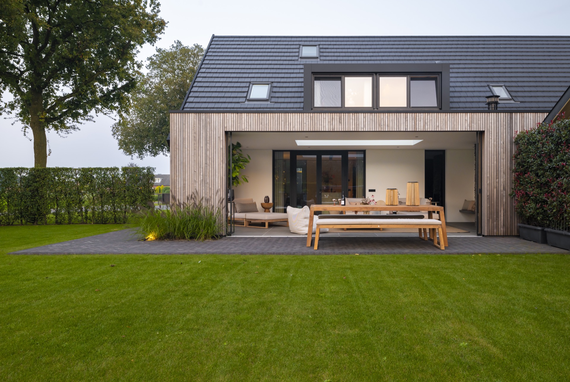 camera esterna con lucernario: buitecamera sul lato giardino con terrazza, grande vetrata e rivestimento in legno, Luxury, Design, Exclusive, Modern, Custom Made, Special, Beautiful