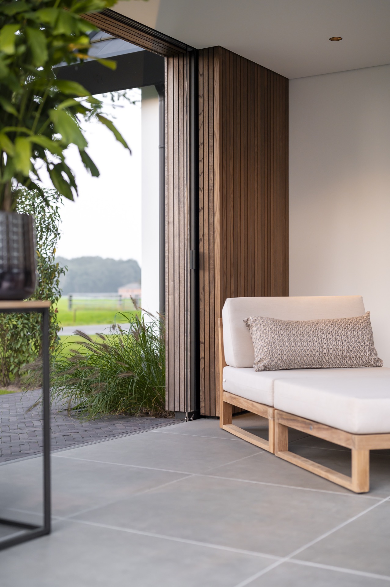 habitación exterior claraboya: detalle de panel de vidrio con marcos oscuros y pared de listones de madera junto a la, Luxury, Design, Exclusive, Modern, Custom Made, Special, Beautiful