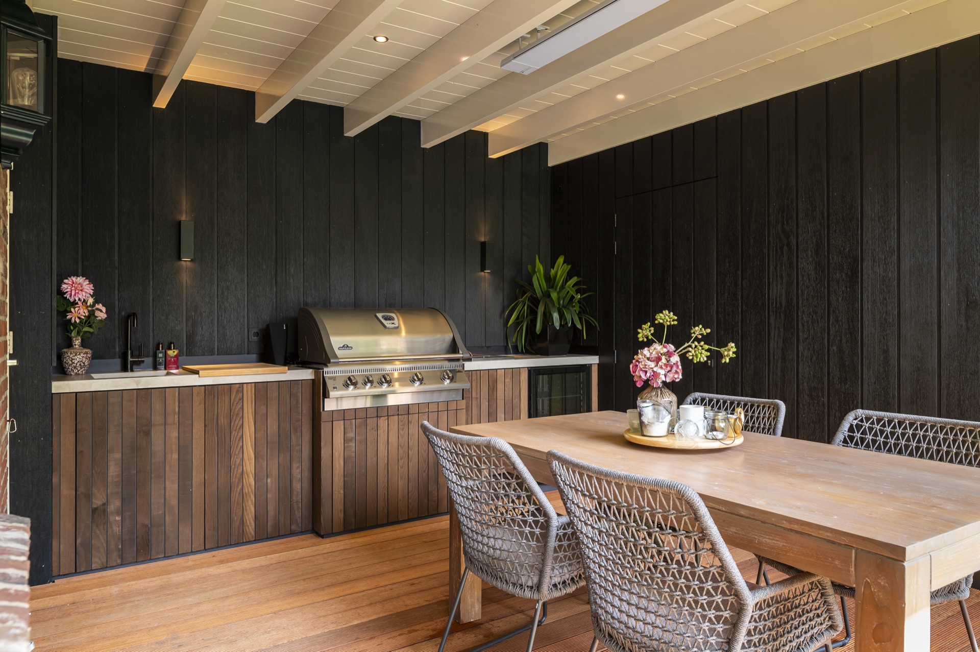 veranda outdoor coperta: cucina esterna con pannelli murali in legno scuro e piano di lavoro integrato, Luxury, Design, Exclusive, Modern, Custom Made, Special, Beautiful