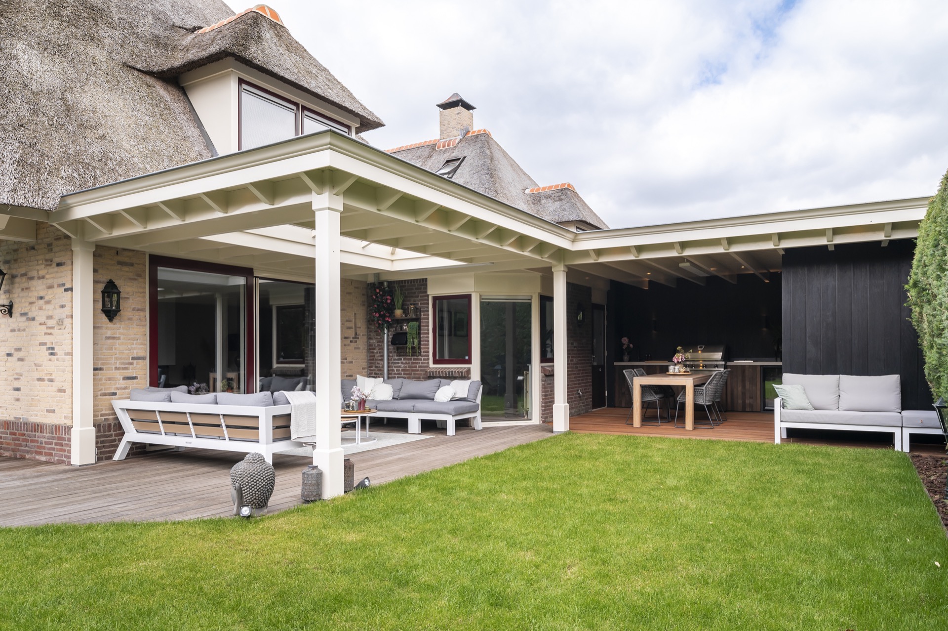 veranda outdoor coperta: vista della facciata del buitencamera con tettoia bianca, terrazza e parete in legno scuro, Luxury, Design, Exclusive, Modern, Custom Made, Special, Beautiful