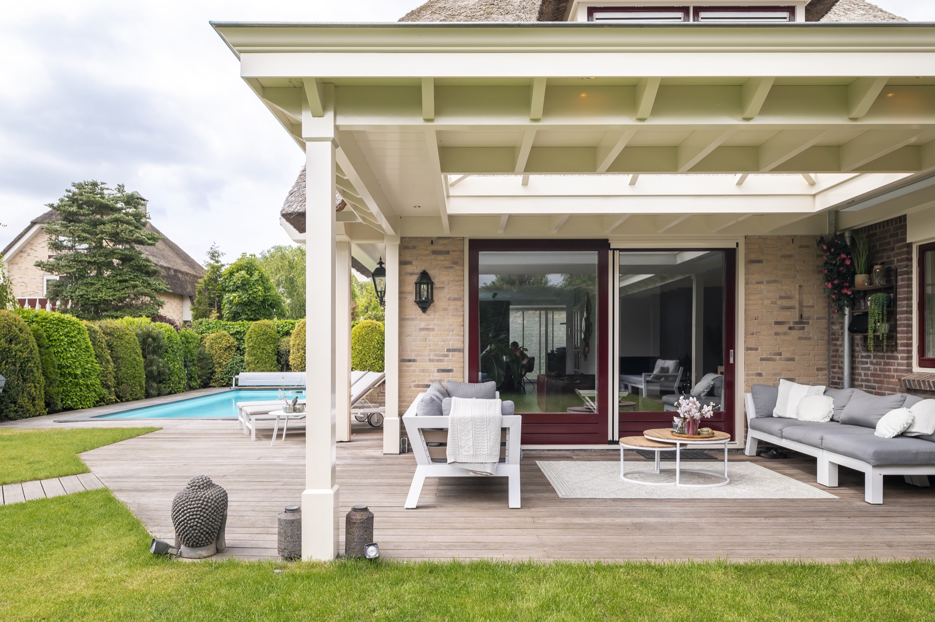 veranda outdoor coperta: spazio esterno con tettoia, porte vetrate e vista sul giardino e sull’area acqua, Luxury, Design, Exclusive, Modern, Custom Made, Special, Beautiful