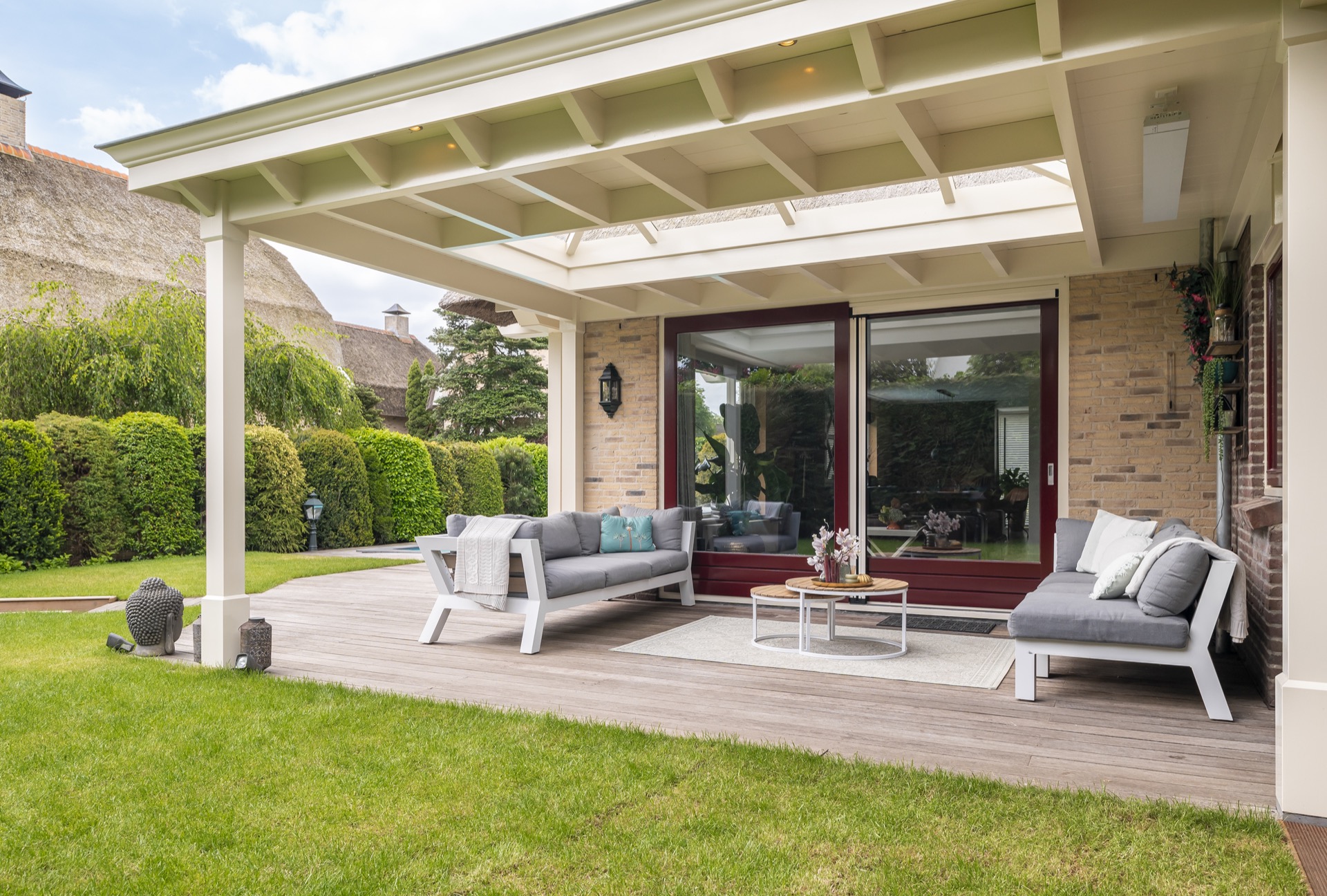 veranda outdoor coperta: vista laterale del buitencamera con tettoia bianca, cornici rosse e parete in legno scuro, Luxury, Design, Exclusive, Modern, Custom Made, Special, Beautiful