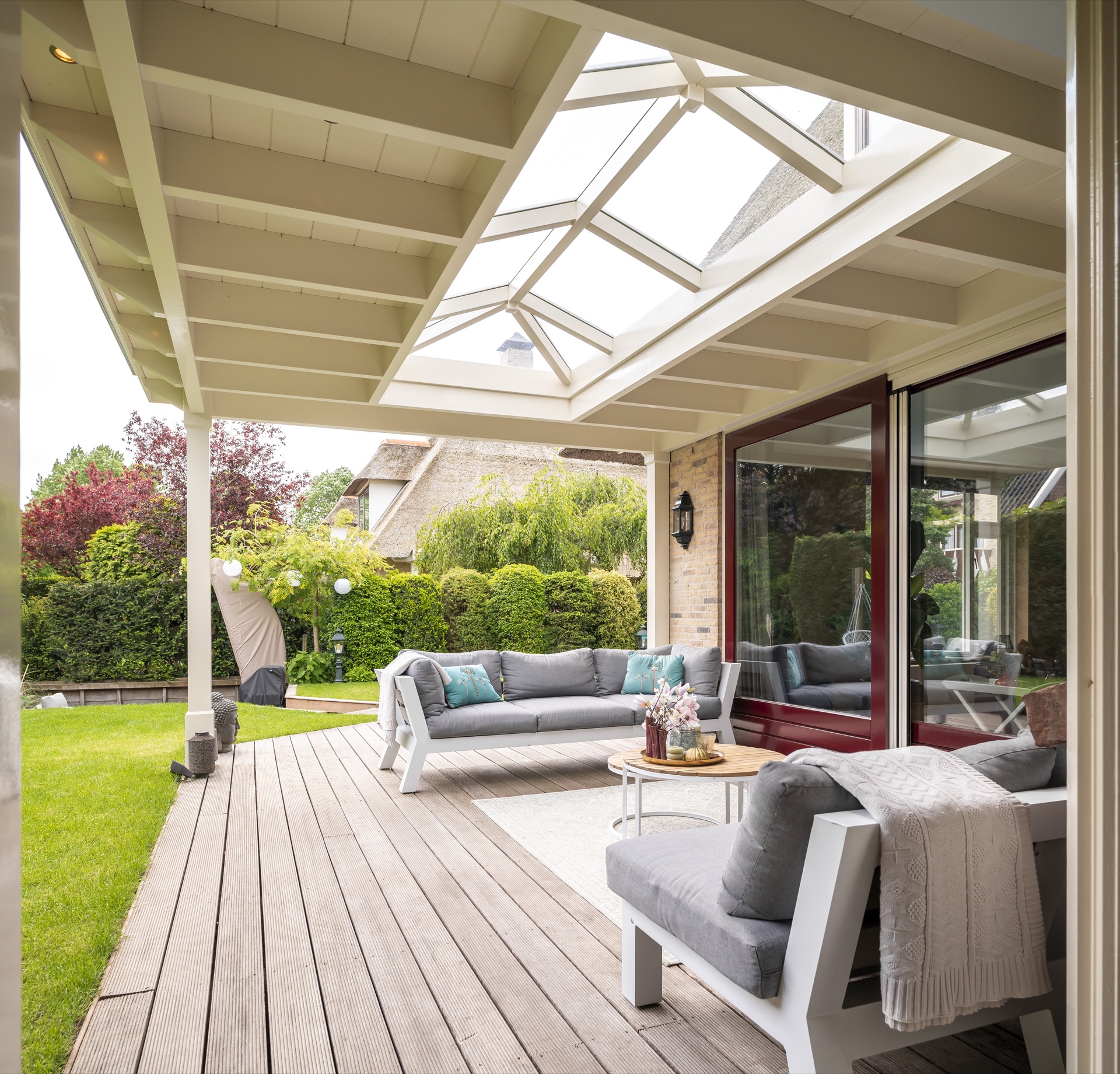 veranda outdoor coperta: dettaglio soffitto del buitencamera con lucernario vetrato e travi bianche sopra il terrazzo, Luxury, Design, Exclusive, Modern, Custom Made, Special, Beautiful
