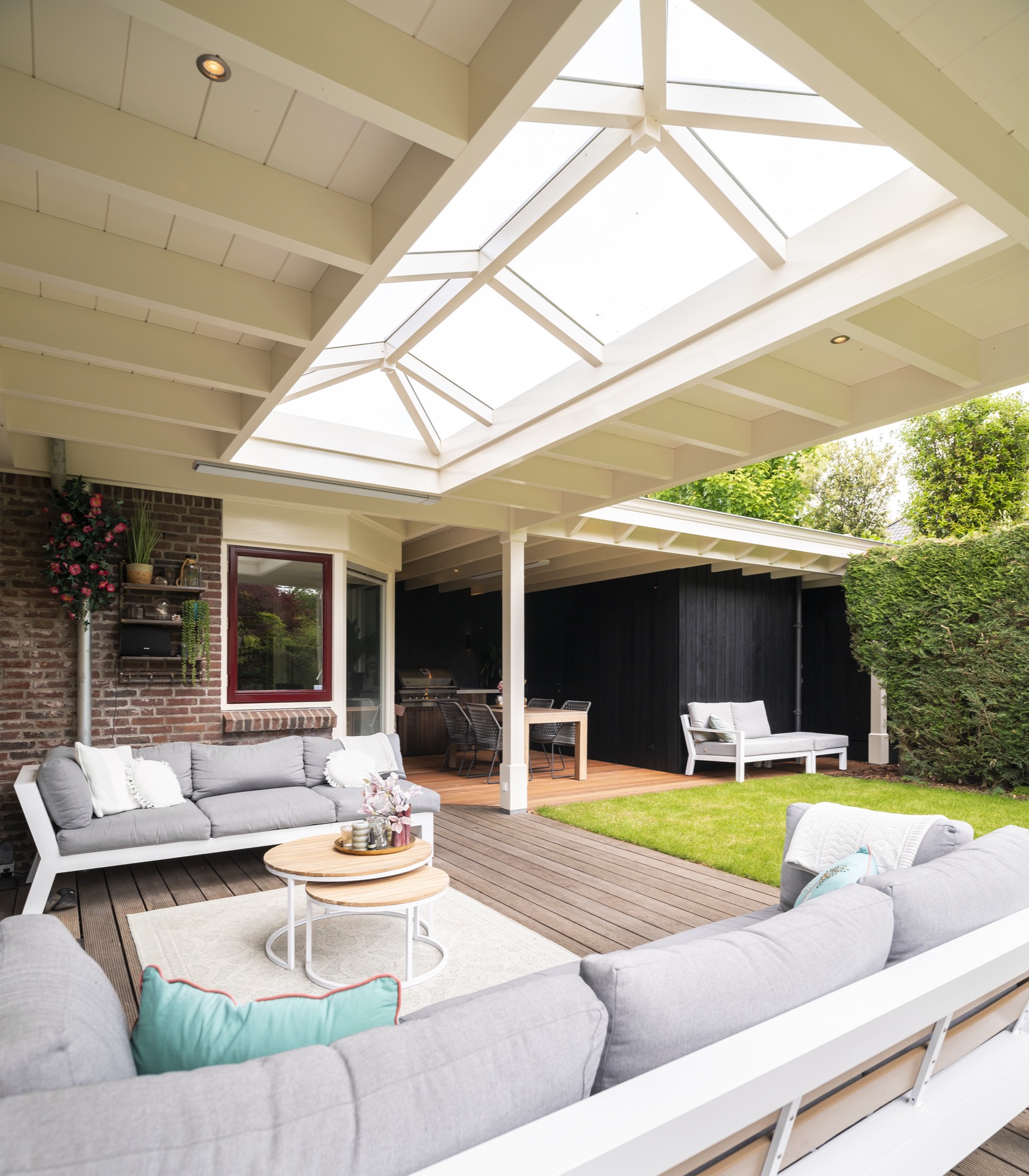 veranda outdoor coperta: buitenkamer con lucernario vetrato e struttura di travi bianche sopra il terrazzo, Luxury, Design, Exclusive, Modern, Custom Made, Special, Beautiful