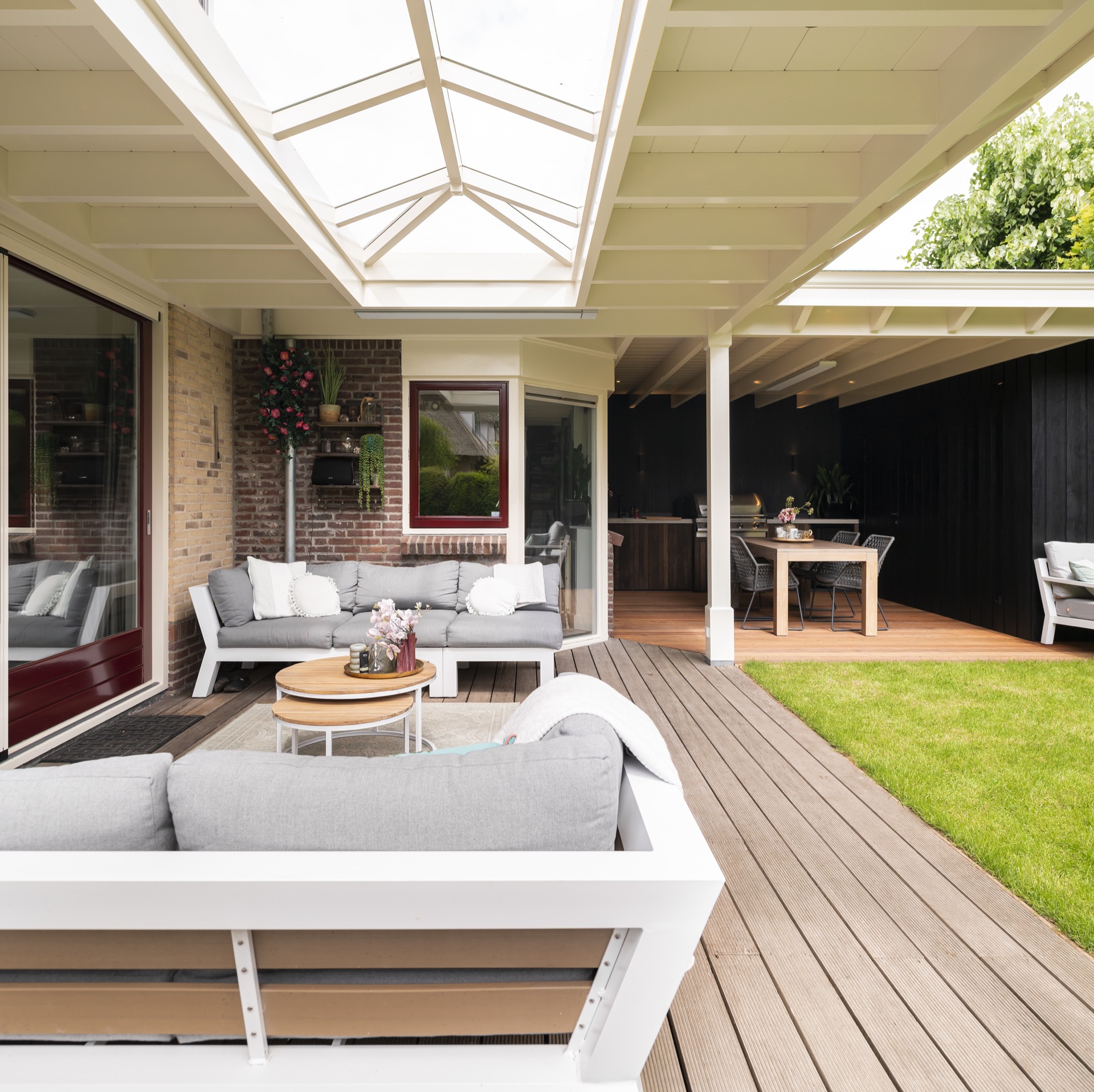 veranda outdoor coperta: vista ad angolo del buitencamera con tettoia, area relax e finestre sul giardino, Luxury, Design, Exclusive, Modern, Custom Made, Special, Beautiful