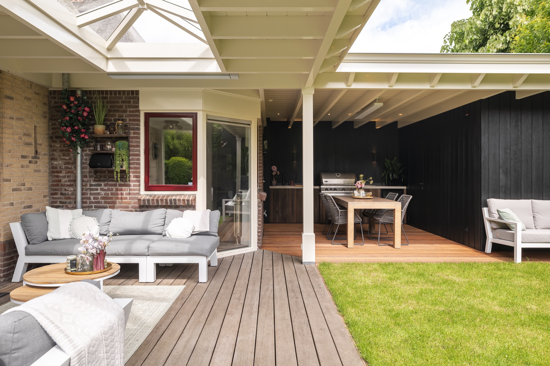 veranda outdoor coperta: buitenkamer con zona relax e cucina esterna sotto una tettoia con parete in legno scuro, Luxury, Design, Exclusive, Modern, Custom Made, Special, Beautiful