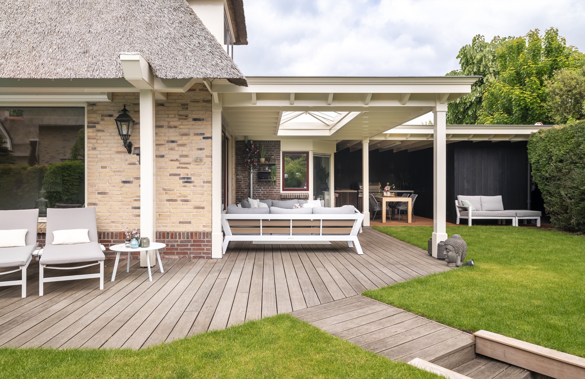 veranda outdoor coperta: tettoia con colonna bianca, parete in legno scuro e prato nel giardino, Luxury, Design, Exclusive, Modern, Custom Made, Special, Beautiful