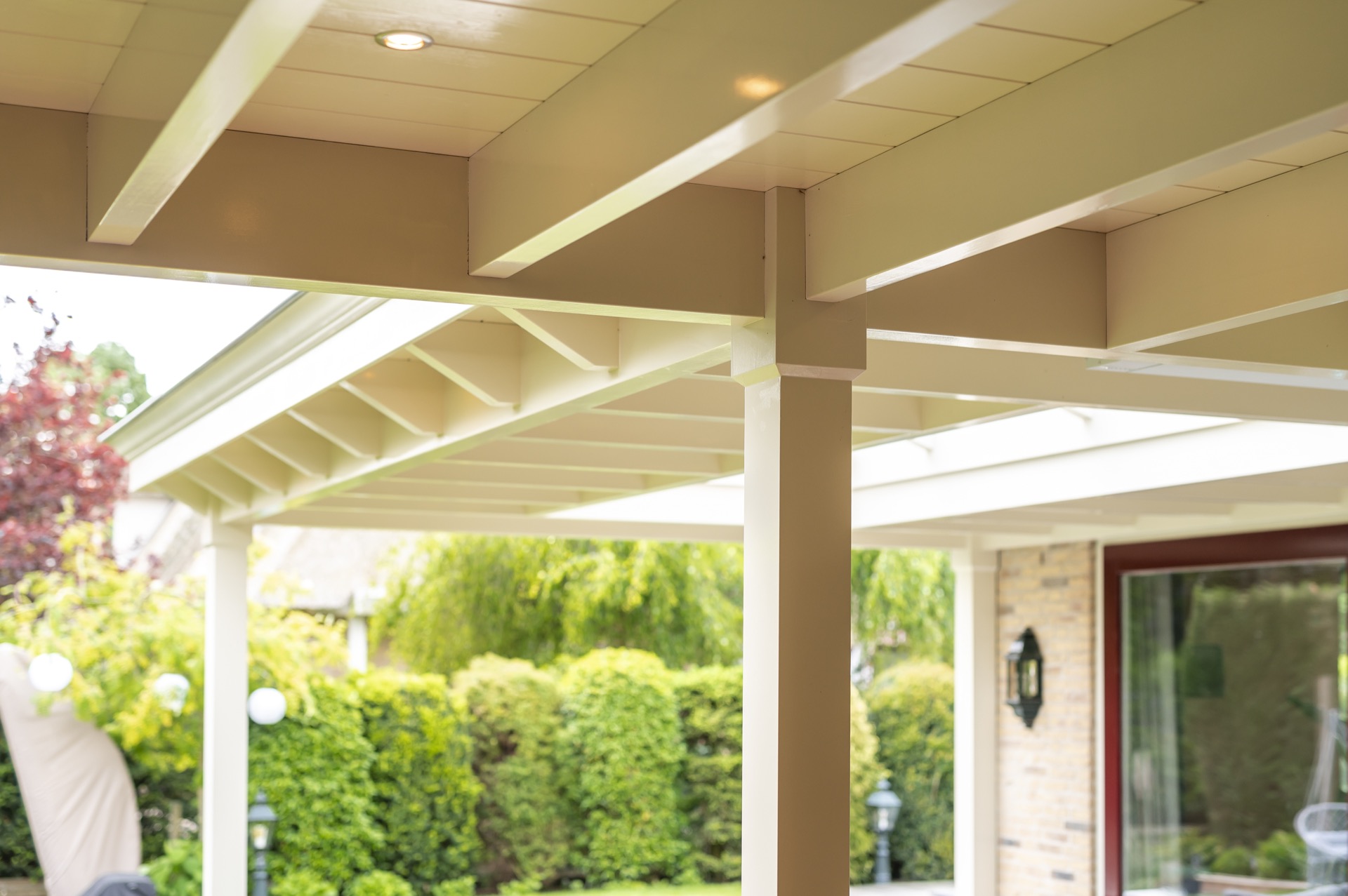 veranda outdoor coperta: dettaglio della cucina esterna con piano di lavoro e mobili in legno contro una parete in legno, Luxury, Design, Exclusive, Modern, Custom Made, Special, Beautiful