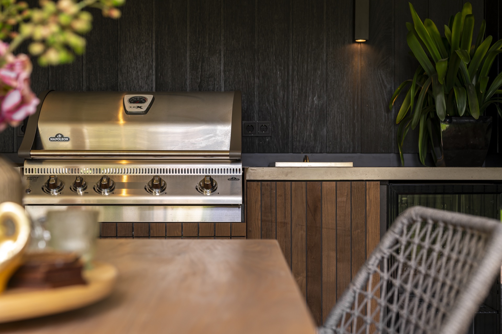 veranda outdoor coperta: dettaglio della nicchia aperta della cucina esterna con frontali in legno e pannelli scuri, Luxury, Design, Exclusive, Modern, Custom Made, Special, Beautiful