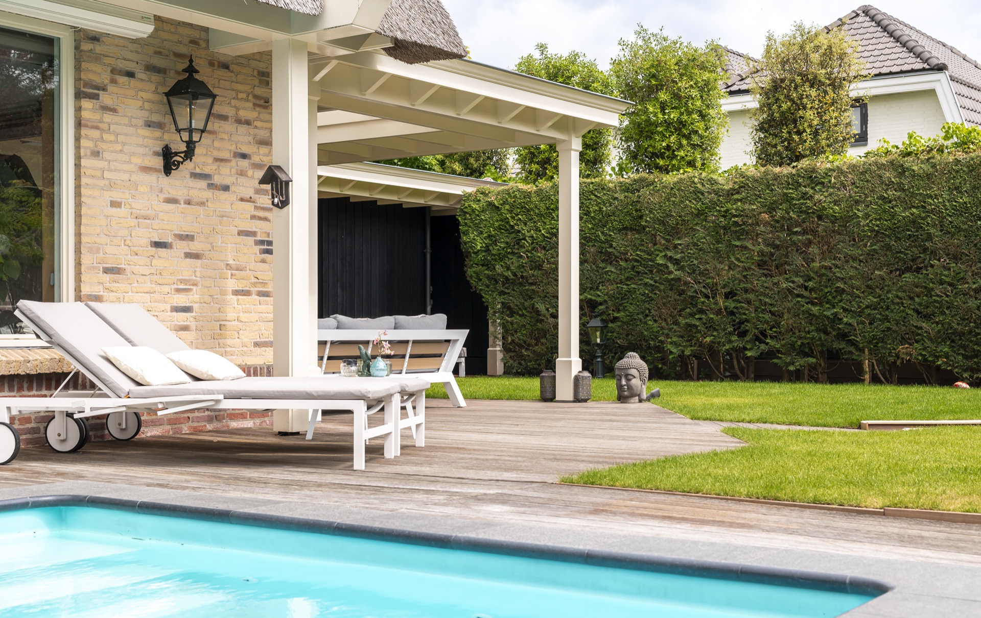 veranda outdoor coperta: parete della cucina esterna con pannelli in legno scuro e zona relax sotto la tettoia, Luxury, Design, Exclusive, Modern, Custom Made, Special, Beautiful