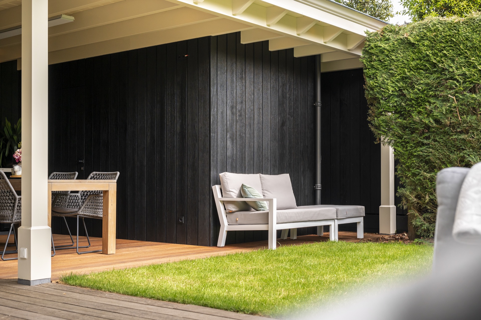 veranda outdoor coperta: dettaglio della luce a incasso e della struttura di travi bianche sopra il buitencamera, Luxury, Design, Exclusive, Modern, Custom Made, Special, Beautiful