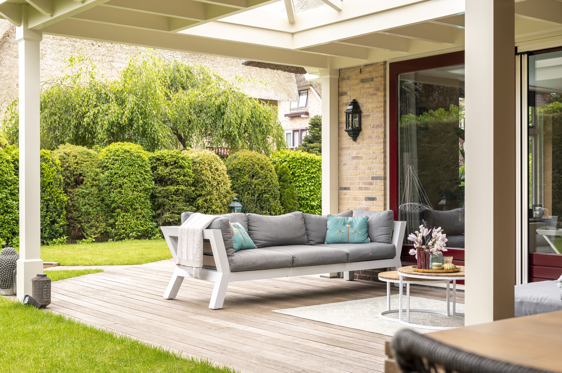 veranda outdoor coperta: dettaglio della zona finestra e delle assi del terrazzo in legno nel buitencamera con vista sul, Luxury, Design, Exclusive, Modern, Custom Made, Special, Beautiful