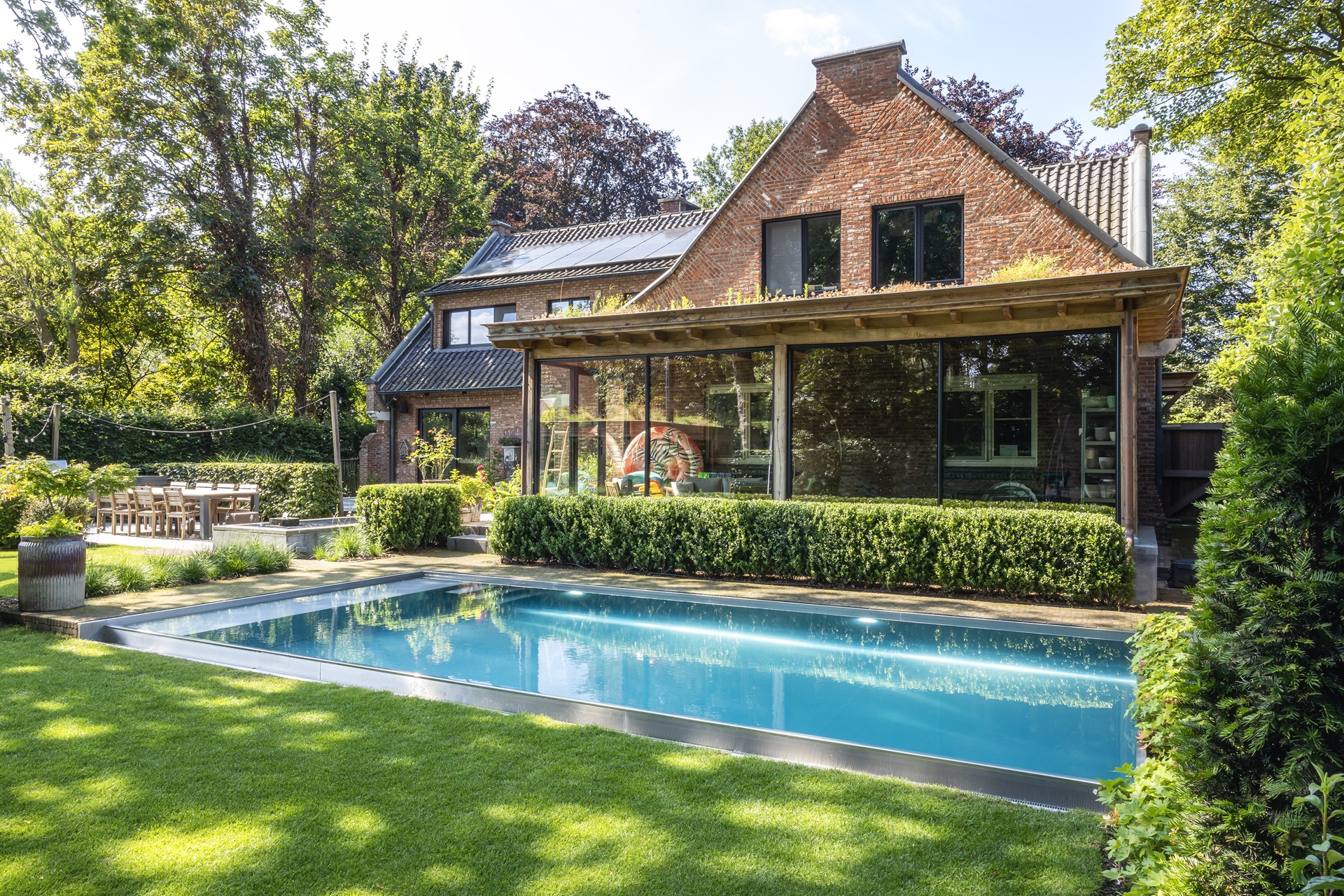 piscina rettangolare moderna: piscina rettangolare dalle linee pulite con acqua blu, casa in mattoni e copertura vetrata in, Luxury, Design, Exclusive, Modern, Custom Made, Special, Beautiful