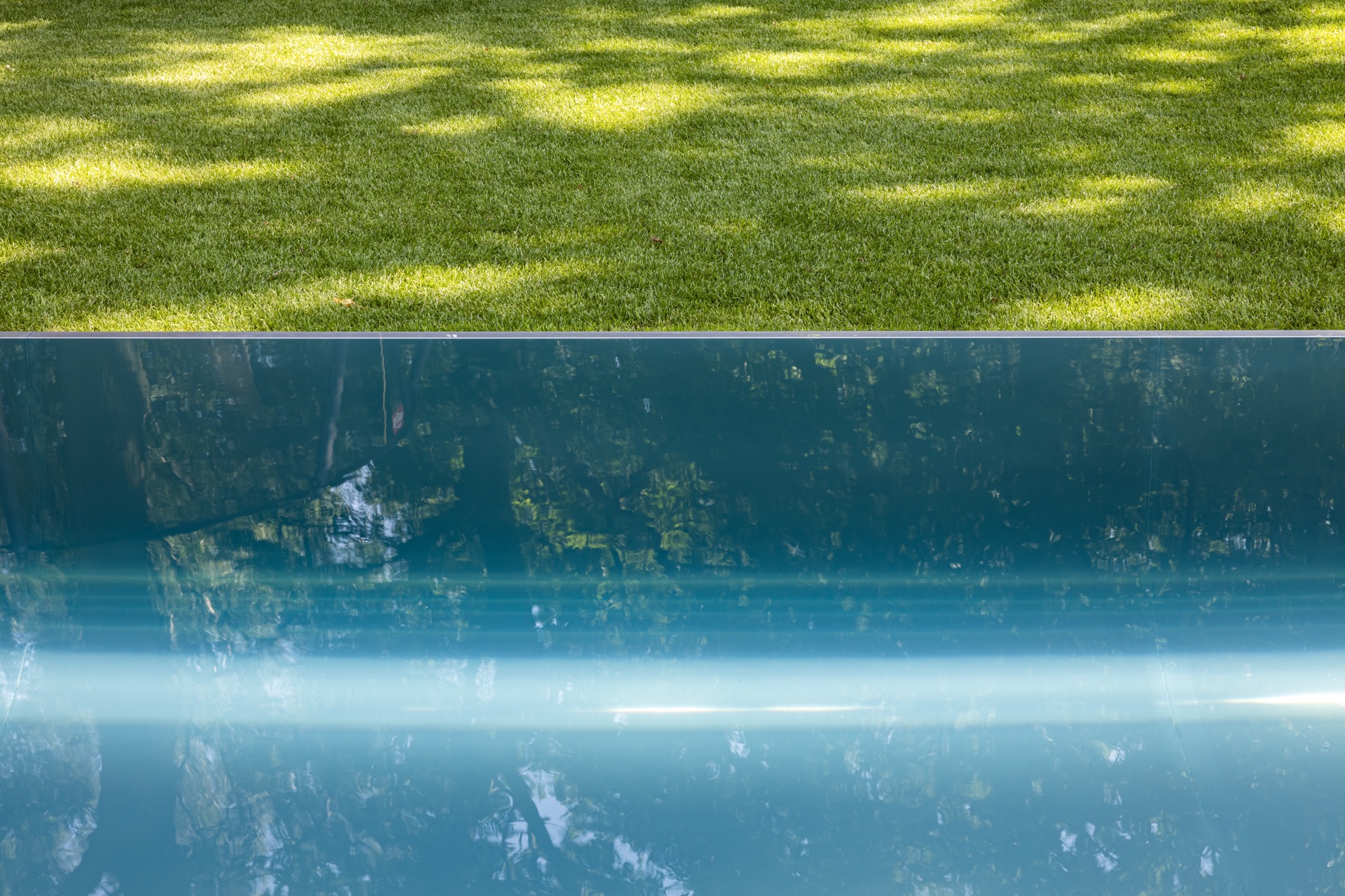 piscina rettangolare moderna: primo piano dell’acqua blu della piscina con riflessi e texture sottile, Luxury, Design, Exclusive, Modern, Custom Made, Special, Beautiful