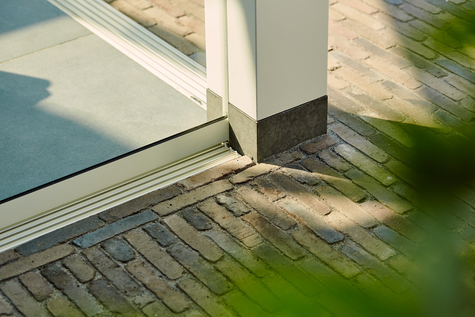 outdoor room sliding glass: bottom-side detail: glazed wall with base profile and connection to tiled floor, Luxury, Design, Exclusive, Modern, Custom Made, Special, Beautiful