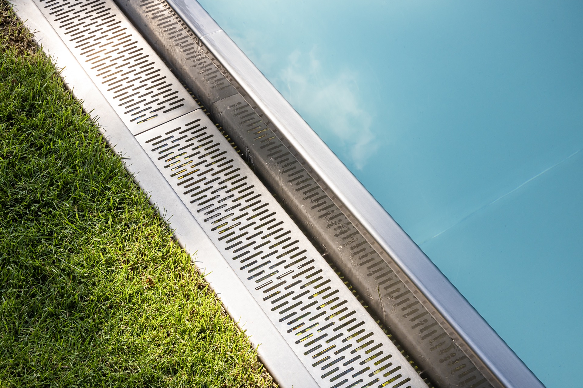 piscina rettangolare moderna: vista laterale della piscina con acqua blu, bordi puliti e siepi verdi, Luxury, Design, Exclusive, Modern, Custom Made, Special, Beautiful