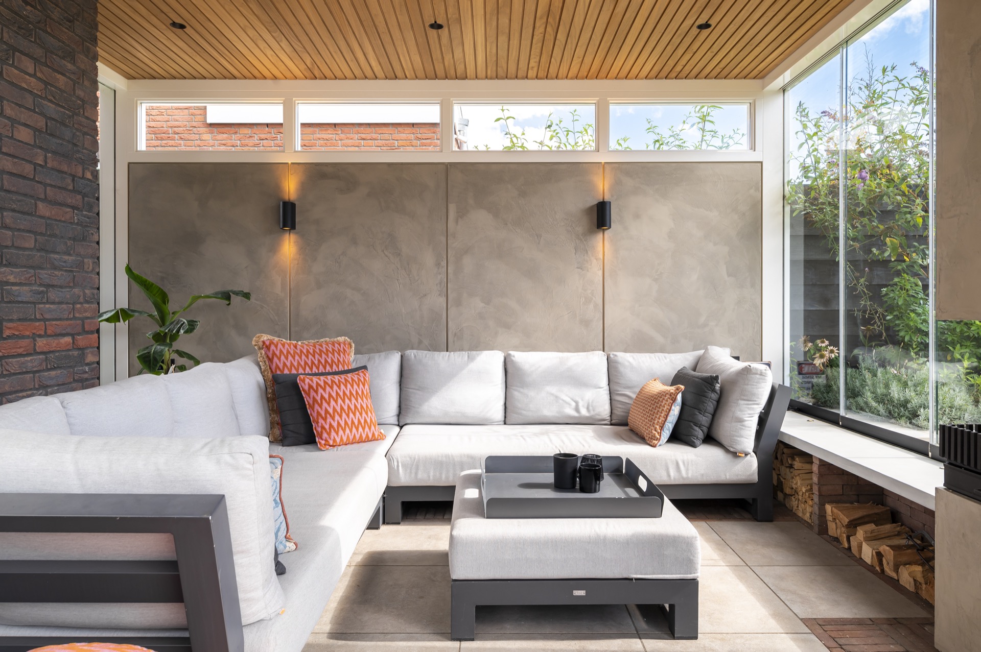 buitencamera con pareti in vetro: parete in intonaco con applique e facciata in vetro dietro il divano outdoor, Luxury, Design, Exclusive, Modern, Custom Made, Special, Beautiful
