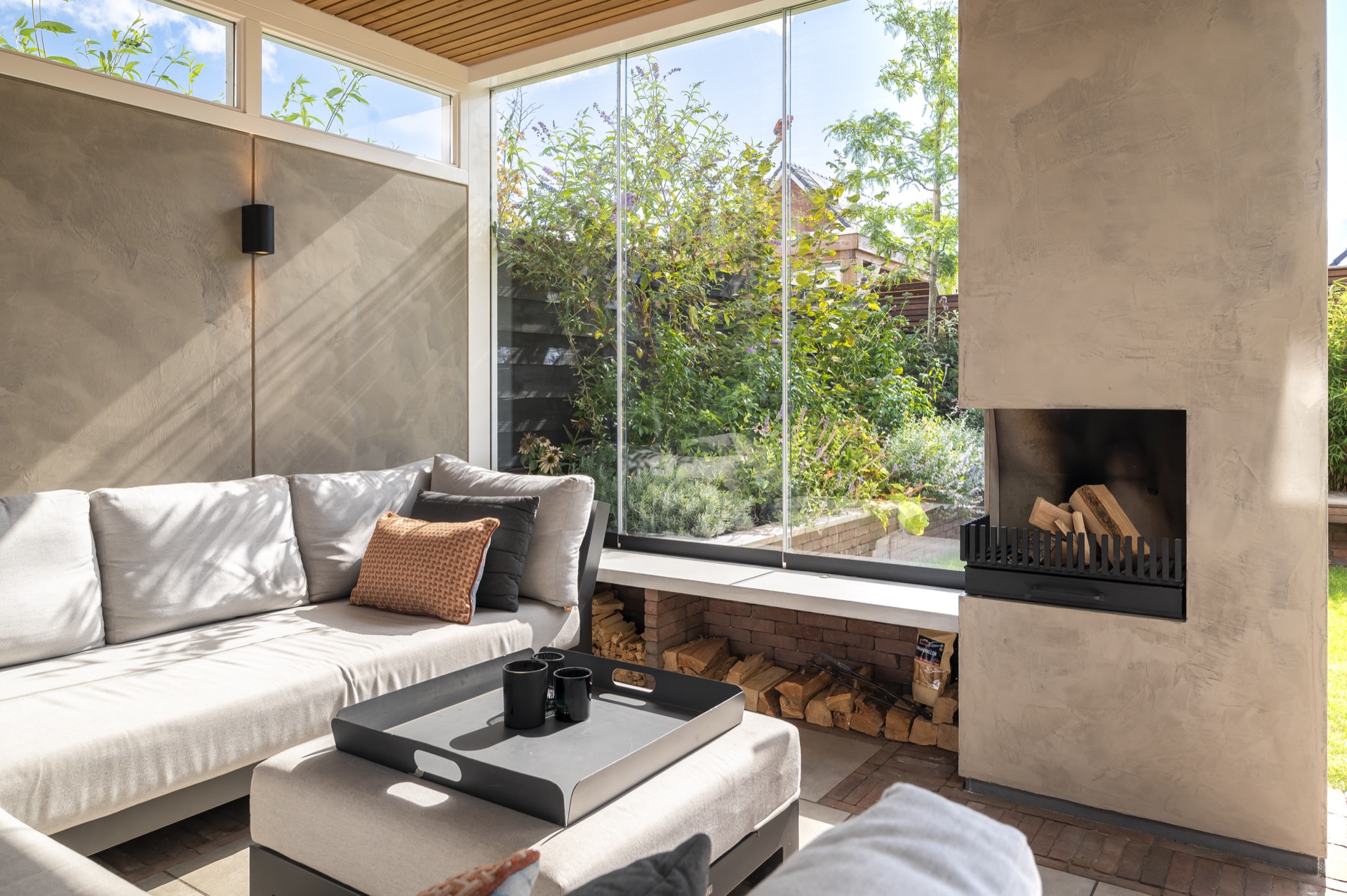buitencamera con pareti in vetro: buitenkamer con camino integrato, parete in vetro e zona relax con vista sul giardino, Luxury, Design, Exclusive, Modern, Custom Made, Special, Beautiful