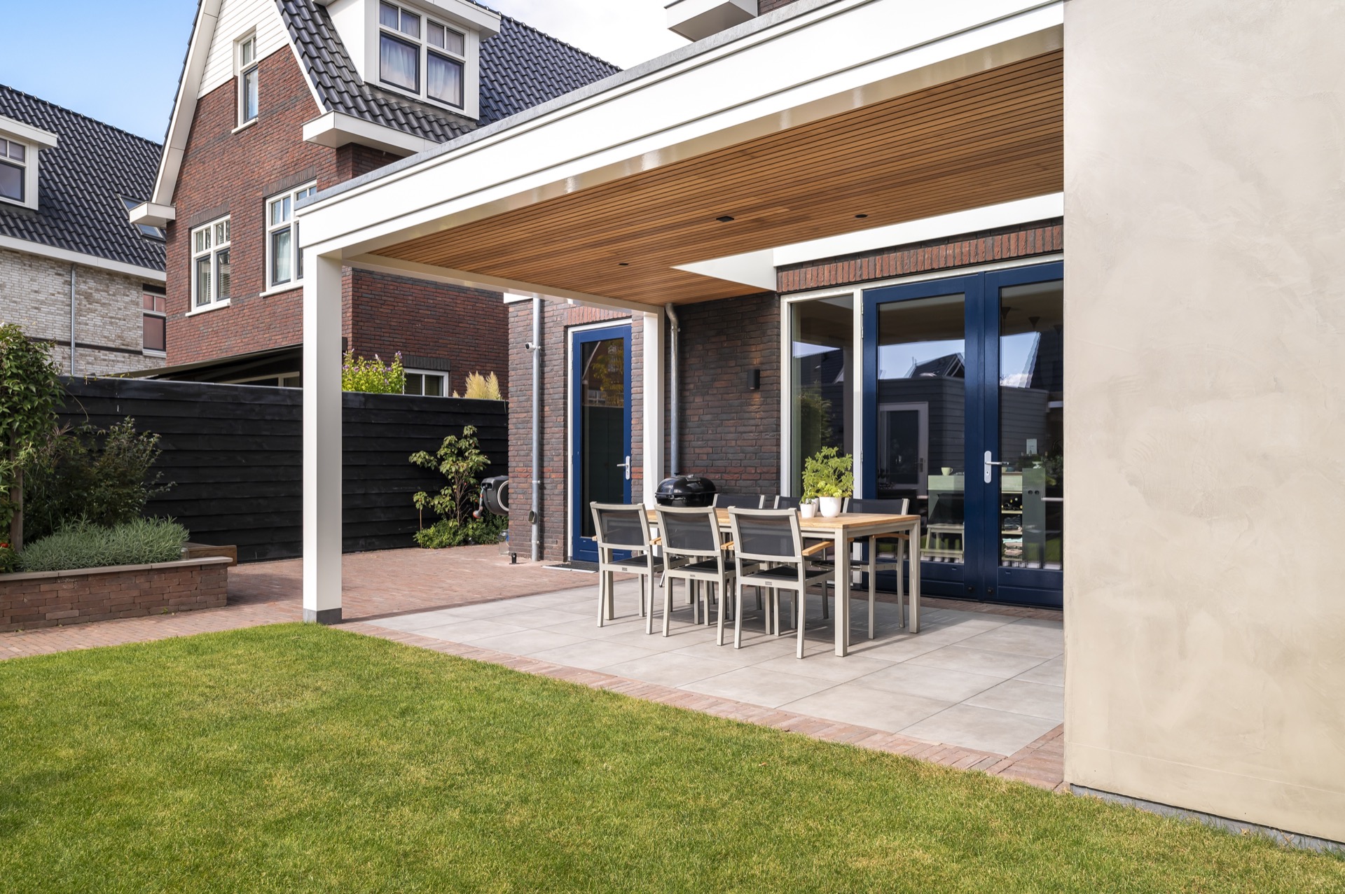 buitencamera con pareti in vetro: parete in intonaco con linea luminosa verticale e lampada a parete sopra il salotto outdoor, Luxury, Design, Exclusive, Modern, Custom Made, Special, Beautiful