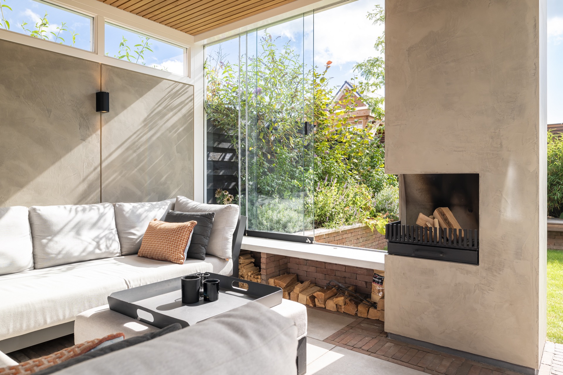 buitencamera con pareti in vetro: buitenkamer con pareti in vetro, soffitto in legno e camino integrato nell’intonaco, Luxury, Design, Exclusive, Modern, Custom Made, Special, Beautiful