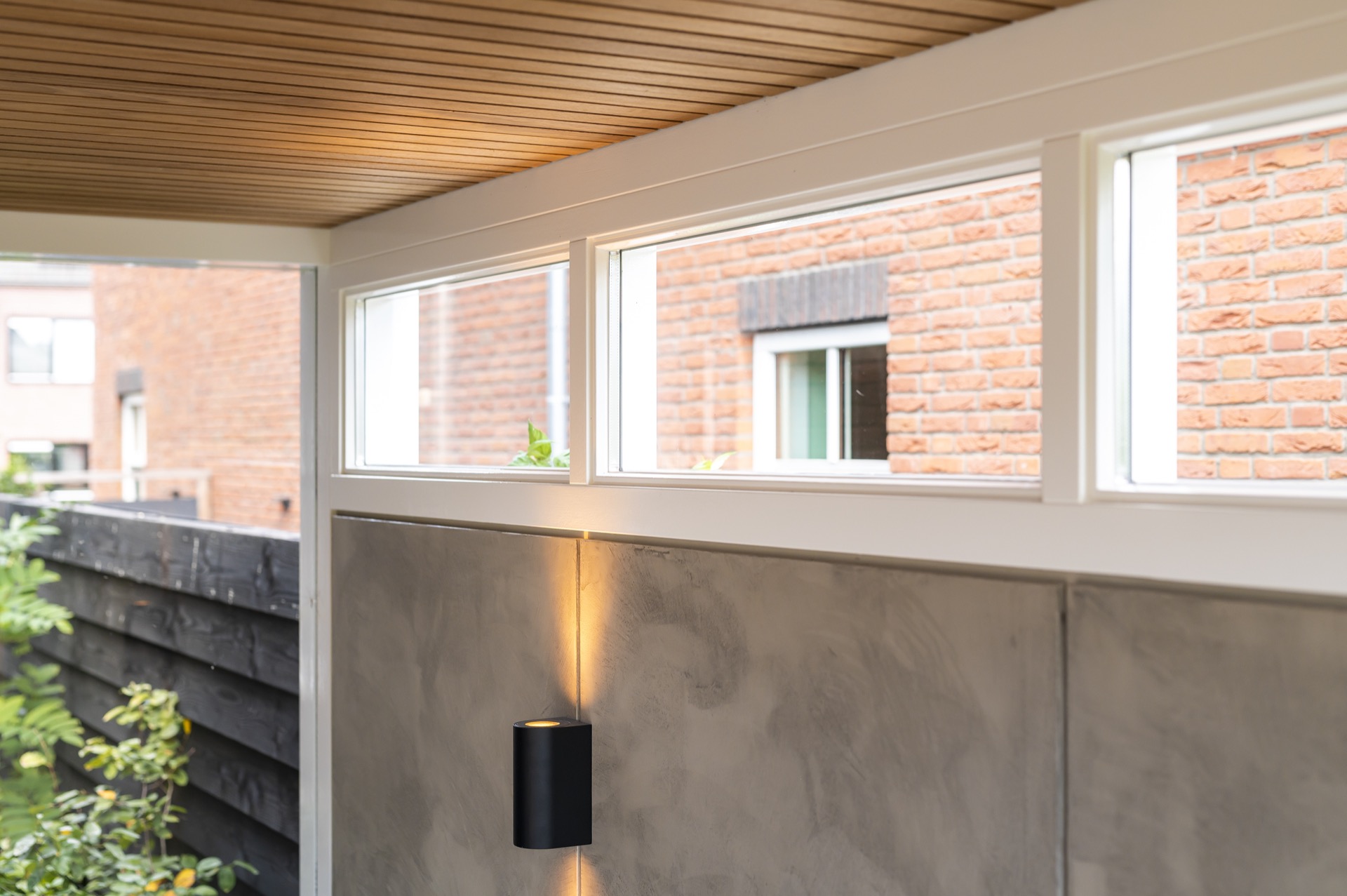 buitencamera con pareti in vetro: buitenkamer con parete in vetro, illuminazione su parete in intonaco e vista sul giardino, Luxury, Design, Exclusive, Modern, Custom Made, Special, Beautiful