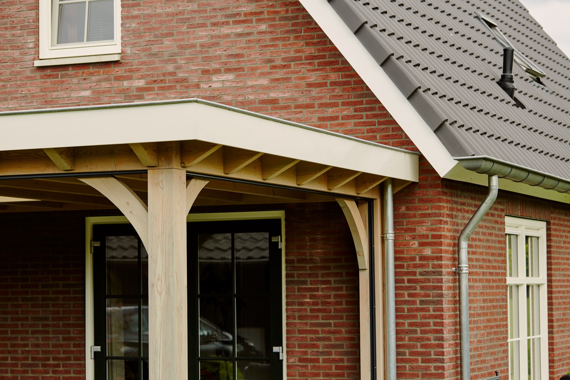 veranda con luce zenitale: facciata veranda esterna con travi in legno, mattoni, grondaia e tubo di scarico, Luxury, Design, Exclusive, Modern, Custom Made, Special, Beautiful