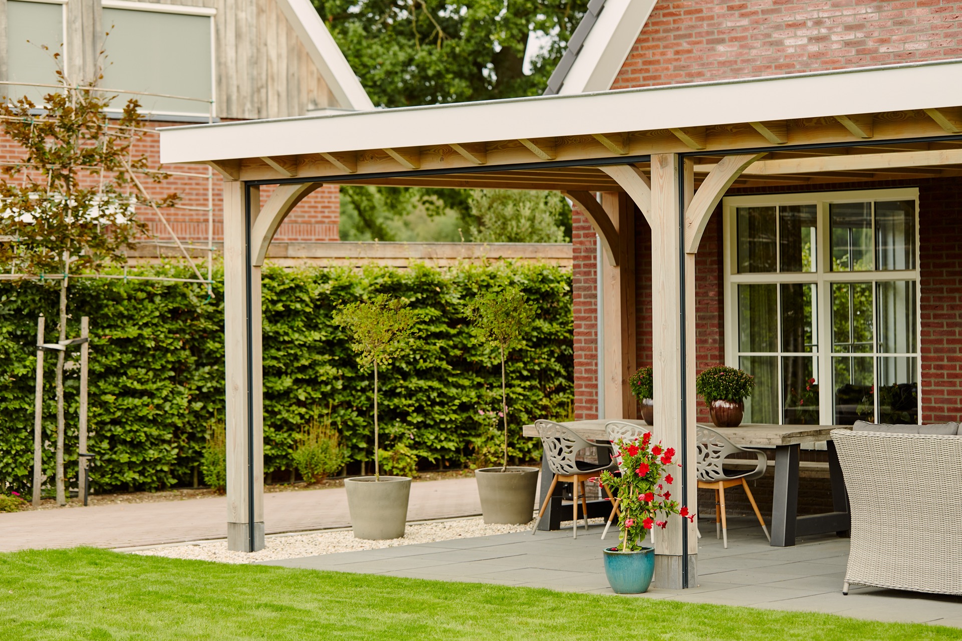 veranda con luce zenitale: veranda esterna con tettoia in legno, facciata in mattoni e grandi finestre in vetro, Luxury, Design, Exclusive, Modern, Custom Made, Special, Beautiful