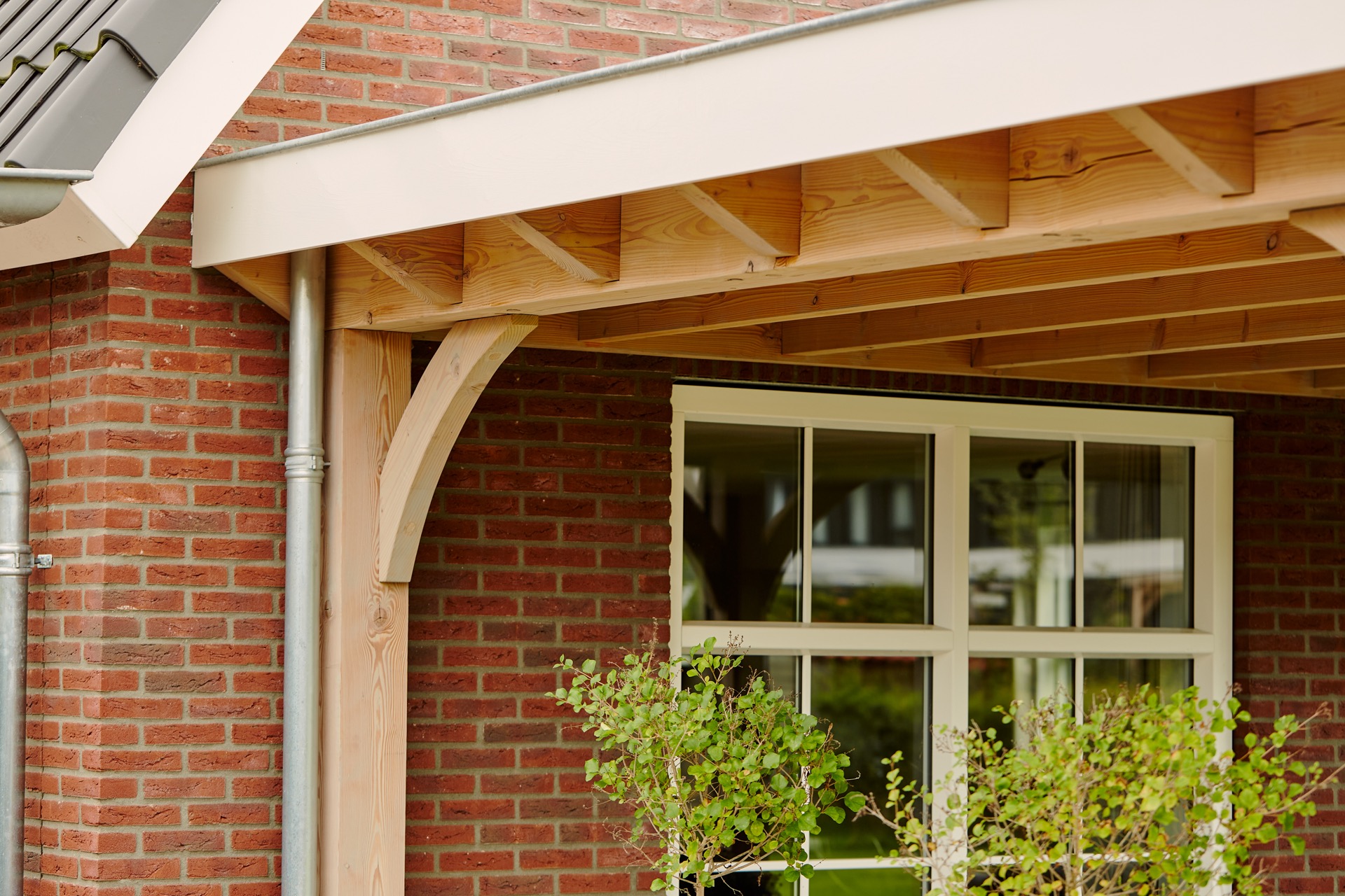 veranda con luce zenitale: facciata della veranda con pilastri in legno, parete in mattoni e grandi finestre in vetro, Luxury, Design, Exclusive, Modern, Custom Made, Special, Beautiful
